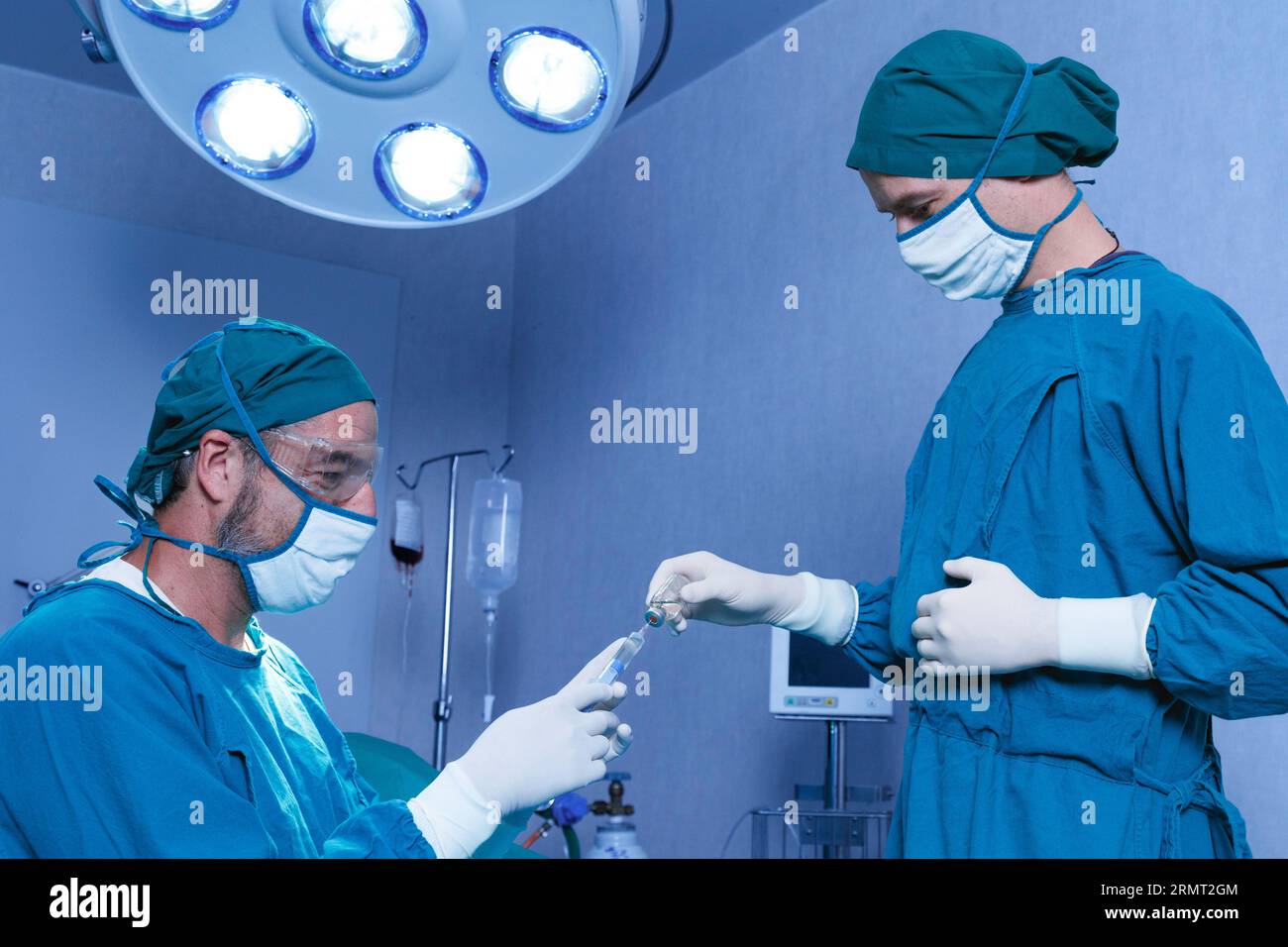 Professioneller Arzt hält Vollnarkose Medizin oder antivirale Arzneimittel Impfstoffnadel Spritze für den Patienten vor der Operation im Operationssaal bei t Stockfoto