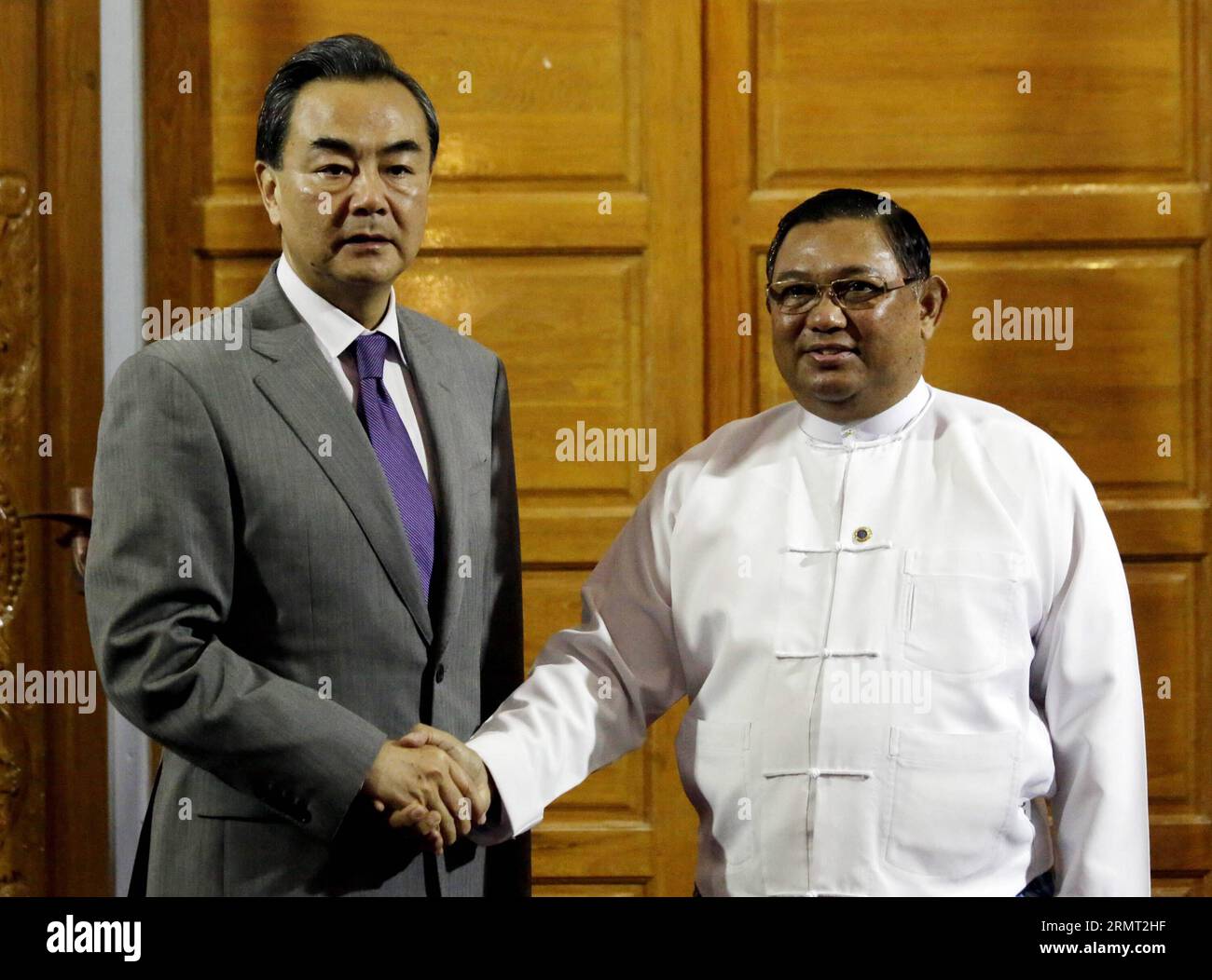 (140811) -- NAY PYI TAW, 11. August 2014 -- Myanmar Außenminister U Wunna Maung Lwin (R) gibt dem chinesischen Außenminister Wang Yi in Nay Pyi Taw, Myanmar, 11. August 2014 die Hand. ) MYANMAR-NAY PYI TAW-CHINA-TREFFEN UxAung PUBLICATIONxNOTxINxCHN Nay Pyi Taw 11. August 2014 Myanmar Außenminister U Wunna Maung Lwin r Hand schüttelt mit chinesischen Außenministern Wang Yi in Nay Pyi Taw Myanmar 11. August 2014 Myanmar Nay Pyi Taw China Meeting PUBLICATIONxNOTxCHN Stockfoto