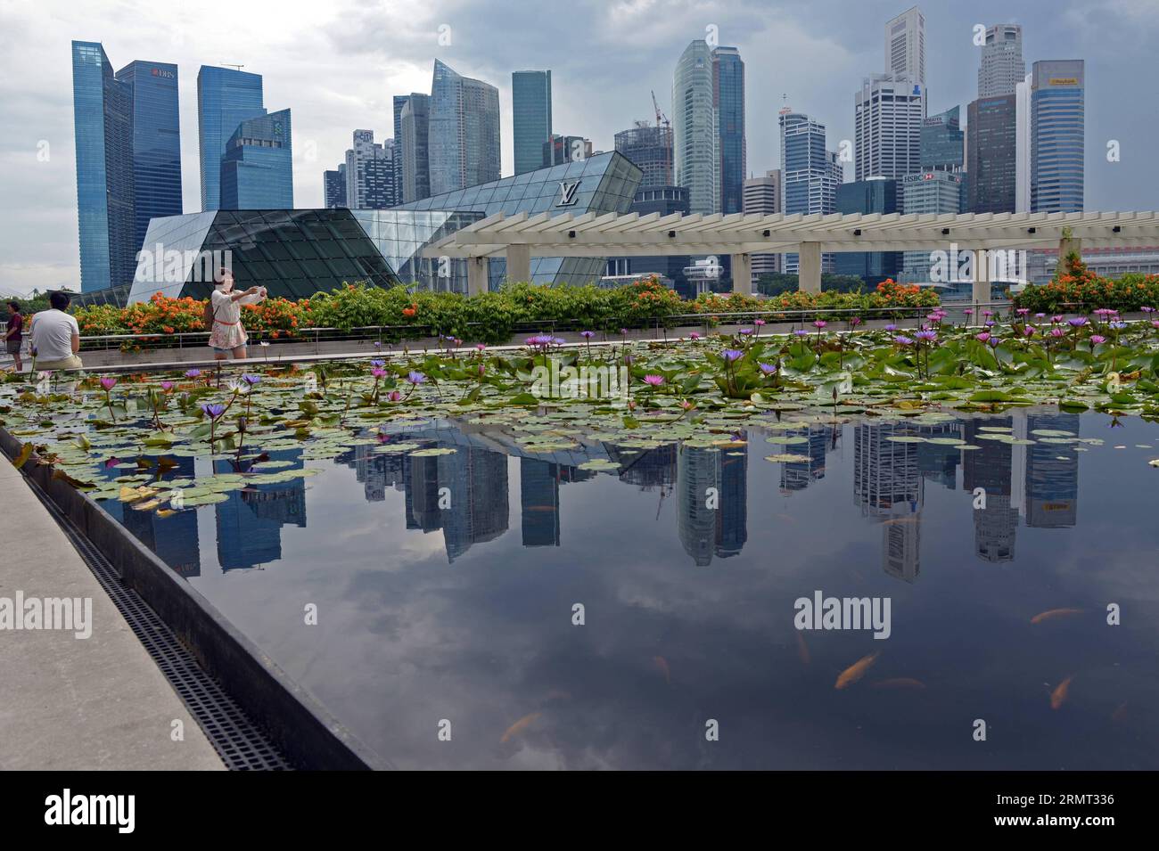 (140812) -- SINGAPUR, 12. August 2014 -- Ein Tourist macht Fotos im Marina Bay Sands in Singapur, 11. August 2014. Die Behörden Singapurs schränkten ihre Wachstumsprognose für 2014 ein und senkten die Wachstumsprognose für inländische Exporte ohne Öl auf ein negatives Niveau, wie offiziellen Berichten vom Dienstag zu entnehmen ist. ) (Djj) SINGAPUR-WIRTSCHAFT-WACHSTUMSPROGNOSE-ANPASSUNG ThenxChihxWey PUBLICATIONxNOTxINxCHN Singapur 12. August 2014 ein Tourist fotografiert BEI Singapur S Marina Bay Sands 11. August 2014 Behörden Singapurs seine Wachstumsprognose für 2014 bei gleichzeitiger Senkung der Wachstumsprognose für Non O Stockfoto