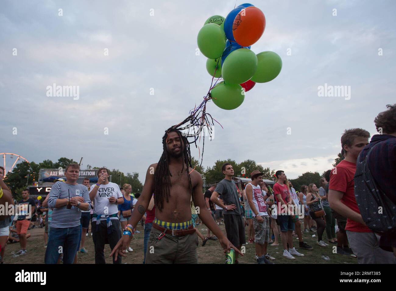 BUDAPEST, 12. August 2014 -- Ein junger Mann genießt ein Konzert mit Ballons, die an seine Haare gebunden sind, beim Sziget (Ungarisch für Insel) Festival auf der Obuda-Insel in Budapest, Ungarn, am 12. August 2014. Das 22. Sziget-Festival findet vom 11. Bis 17. August statt. Es ist eines der größten Musikfestivals in Europa und zieht jedes Jahr fast 400.000 Menschen an.) UNGARN-BUDAPEST-SZIGET FESTIVAL AttilaxVolgyi PUBLICATIONxNOTxINxCHN Budapest 12. August 2014 ein junger Mann genießt ein Konzert mit Ballons, die an sein Haar gebunden sind, BEIM Sziget Ungarischen für Island Festival AUF der Obuda Island in Budapest Ungarn AM 12. August 2 Stockfoto