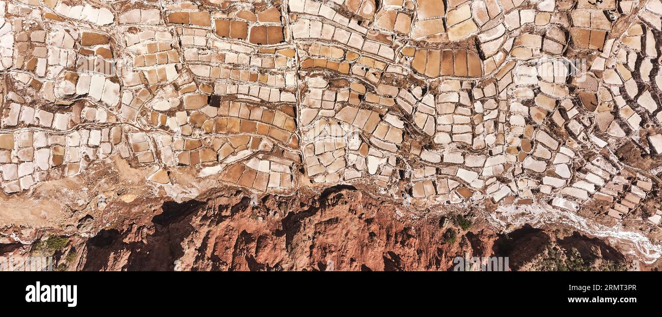Salinas de Maras. Blick aus der Vogelperspektive auf die Salzminen von Maras im heiligen Tal in der Nähe von Cusco, Peru. Stockfoto