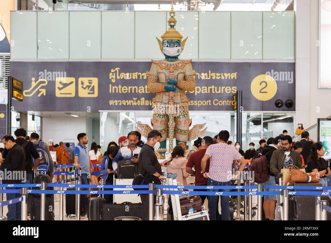 Bangkok, Thailand - 9. September 2023: Reisende aus Indien und asien müssen sich am Schalter der Fluggesellschaft anstellen, um in thailand zu reisen. Stockfoto