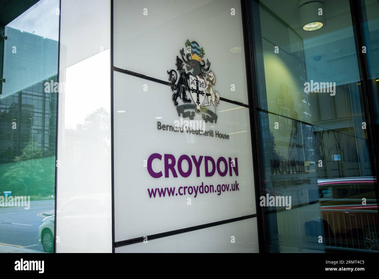 CROYDON, LONDON – 29. AUGUST 2023: Croydon Council Building – das Hauptquartier der lokalen Regierungsbehörde für den Londoner Stadtteil Croydon Stockfoto