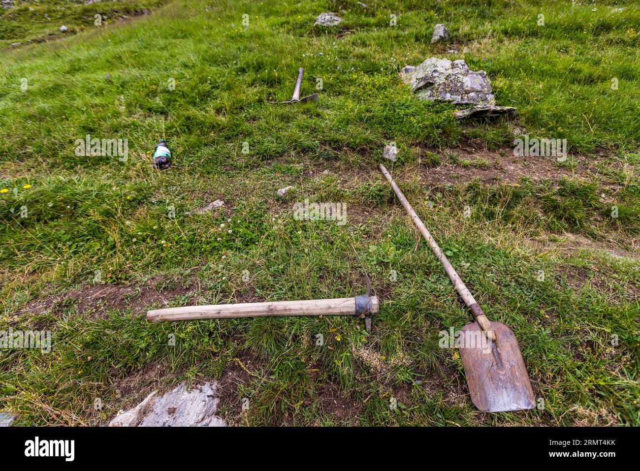 Trampling-Wege, die seit Jahrhunderten genutzt werden, werden in Tusheti (Georgien) verbreitert und sind dann der Zerstörung durch Erosion ausgesetzt Stockfoto