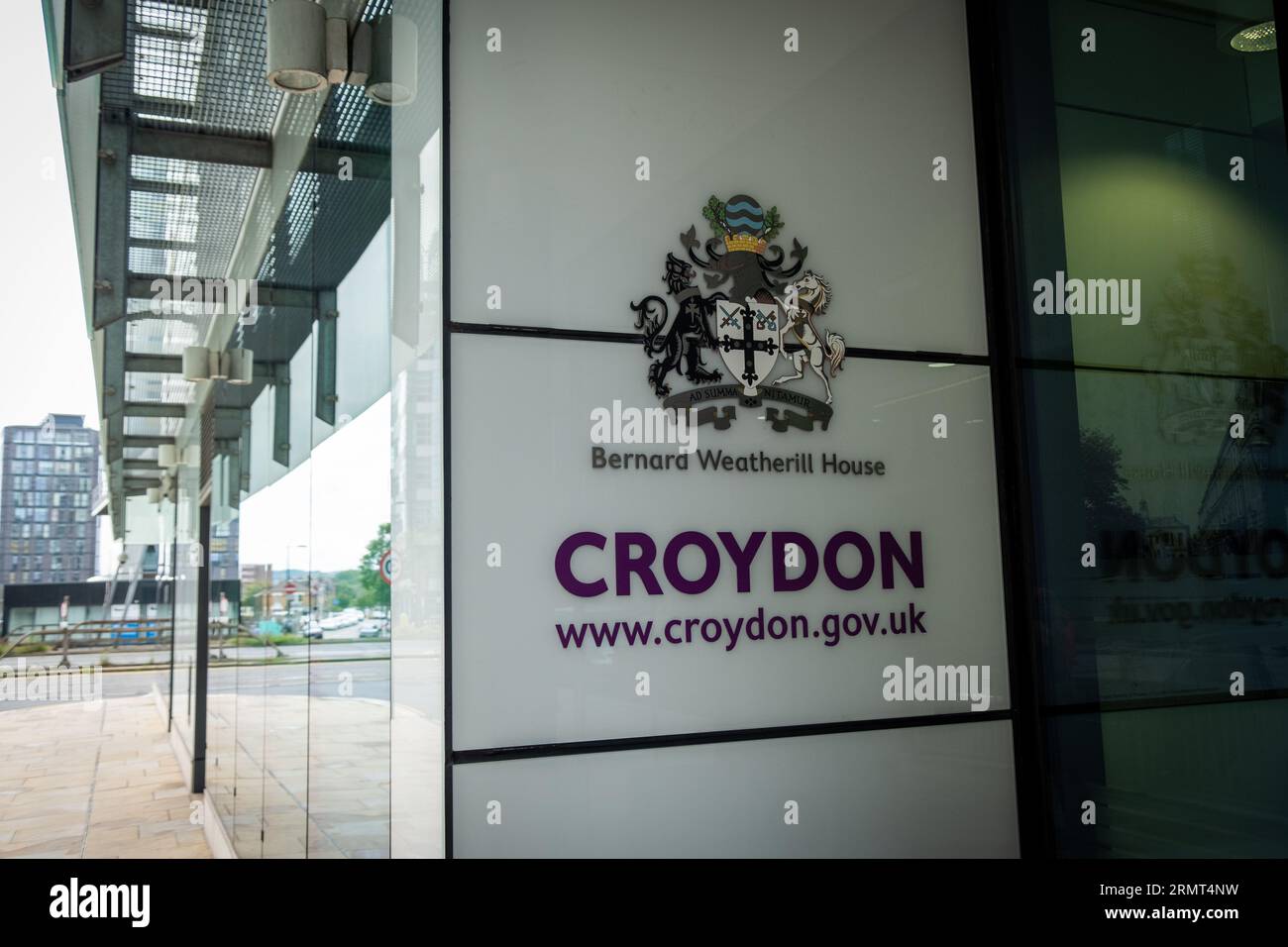 CROYDON, LONDON – 29. AUGUST 2023: Croydon Council Building – das Hauptquartier der lokalen Regierungsbehörde für den Londoner Stadtteil Croydon Stockfoto