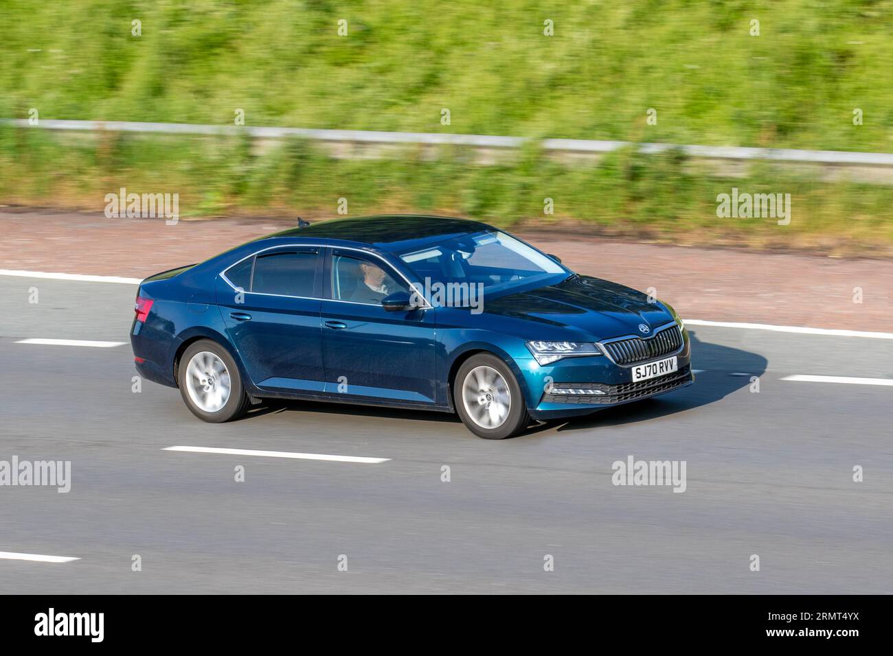 2020 Blue Škoda Superb SE-Technologie TSI, 1,5 150 Act Start/Stop Executive Car Benziner 1498 ccm; Fahrt mit Höchstgeschwindigkeit auf der Autobahn M6 im Großraum Manchester, Großbritannien Stockfoto