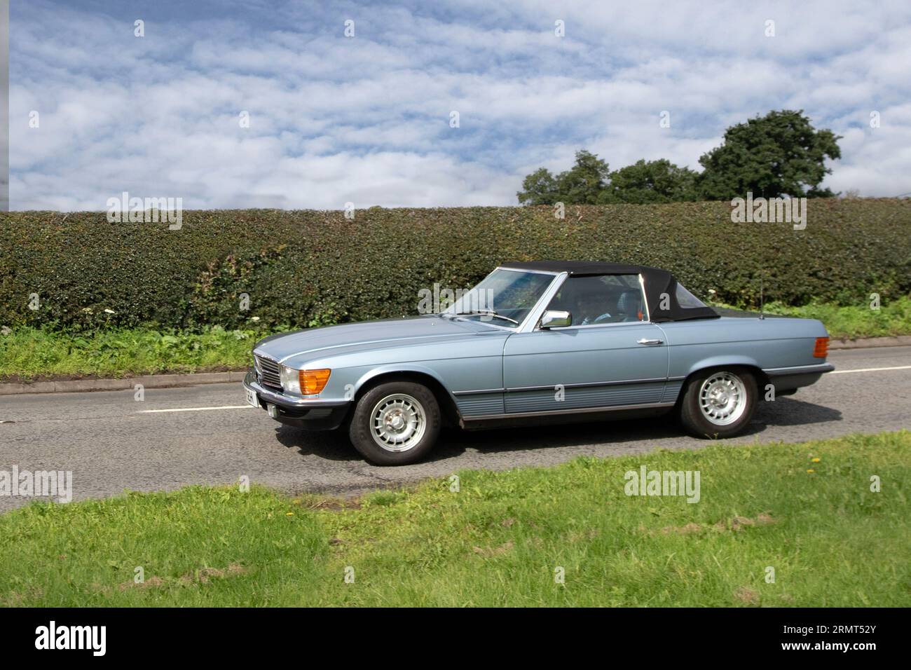 1985 80er Achtziger Jahre Mercedes 280 SL AUO 280SL Blue Car Roadster Benzin 2745 ccm Fahrt mit Höchstgeschwindigkeit auf der Autobahn M6 in Greater Manchester, Großbritannien Stockfoto