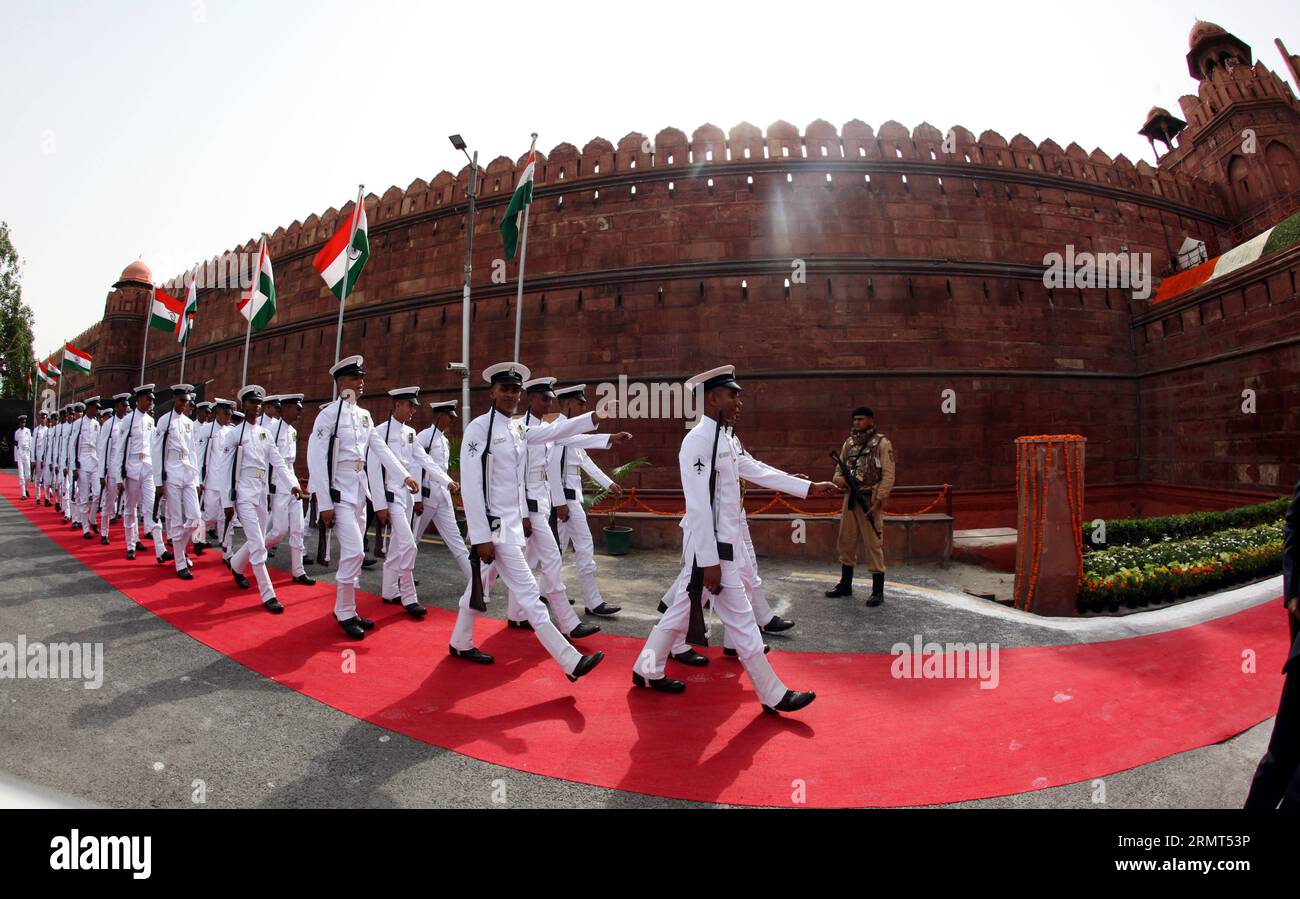 NEW DELHI, 15. August 2014 – Soldaten der indischen Marine marschieren im Roten Fort, wo der indische Premierminister Narendra Modi während des 68. Indischen Unabhängigkeitstages in New Delhi, Indien, am 15. August 2014 vor der Nation sprach. Der indische Premierminister Narendra Modi kündigte am Freitag eine Mission zur finanziellen Eingliederung an, um den 68. Independence Day in Indien zu feiern und Banken-, Kredit-, Versicherungs- und Rentendienstleistungen auf alle Haushalte auszuweiten. ) INDIEN-NEU-DELHI-UNABHÄNGIGKEITSTAG ParthaxSarkar PUBLICATIONxNOTxINxCHN Neu-Delhi 15. August 2014 Soldaten der indischen Marine marschieren BEIM Roten Fortschritt, wo indische Premierminister Narendra Mode Stockfoto