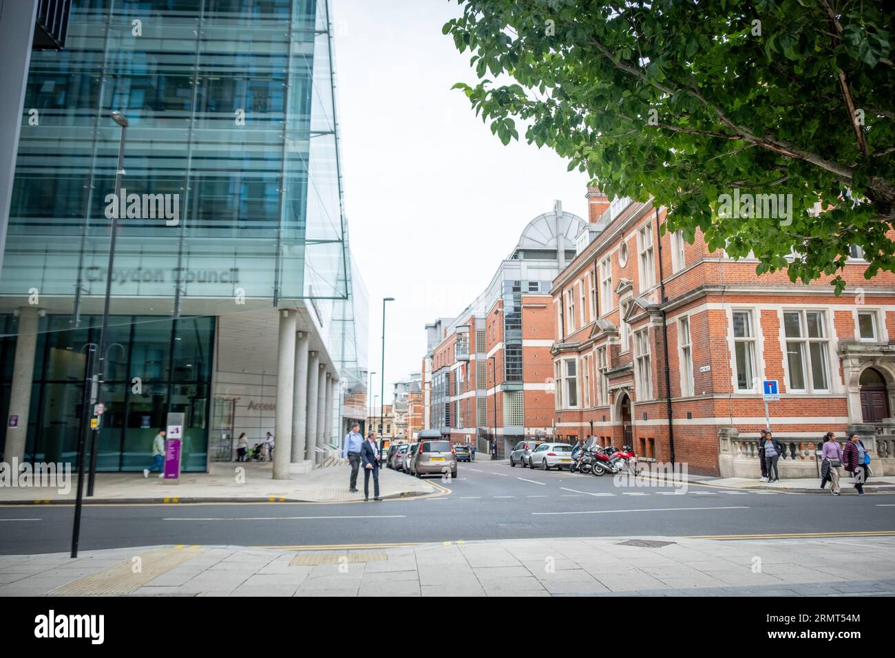 CROYDON, LONDON – 29. AUGUST 2023: Croydon Council Building – das Hauptquartier der lokalen Regierungsbehörde für den Londoner Stadtteil Croydon Stockfoto