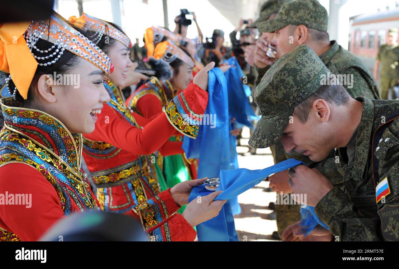(140816) -- ZHURIHE, 16. August 2014 -- russische Soldaten werden begrüßt, wenn sie am Bahnhof der Zhurihe-Trainingsbasis in Nordchina, der Autonomen Region Innere Mongolei, am 16. August 2014 ankommen. Die erste russische Armee erreichte am Samstag die Trainingsbasis Zhurihe, wo die Friedensmission 2014, eine Übung im Rahmen der Shanghai Cooperation Organization (SCO), vom 24. Bis 29. August stattfinden wird. Die Übung, an der mehr als 7.000 Mitarbeiter aus China, Russland, Kasachstan, Kirgisistan und Tadschikistan teilnehmen werden, soll die multilaterale Entscheidungsfindung fördern, die gemeinsamen Anti-Terror-Bemühungen schärfen und die Bemühungen verstärken Stockfoto