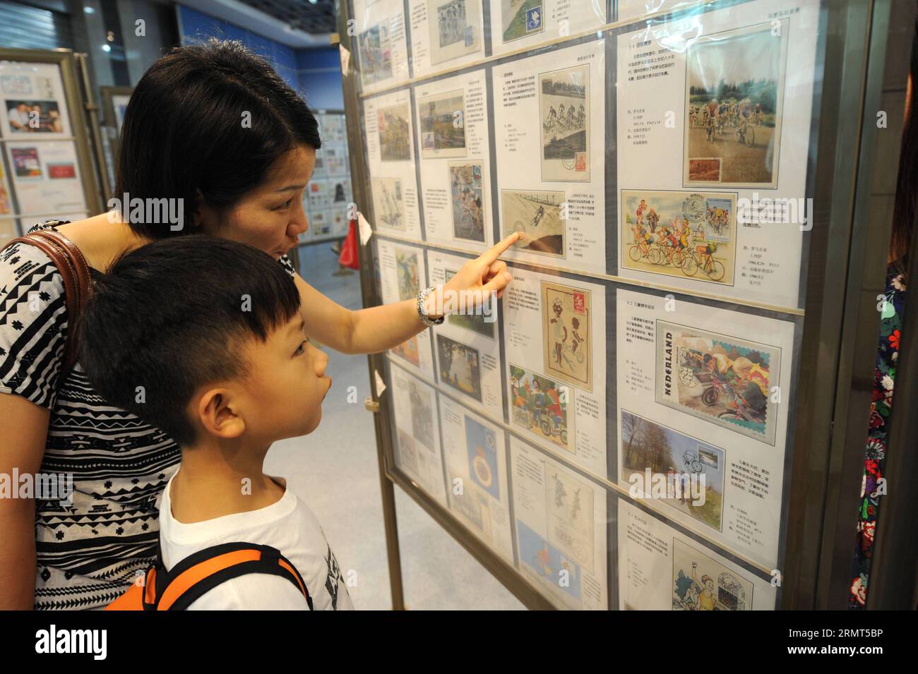 (140816) -- NANJING, August 16,2014 -- Eltern bringen Kinder bei den Olympischen Jugendspielen Nanjing 2014 in Nanjing, der Hauptstadt der ostchinesischen Provinz Jiangsu, am 16. August 2014 in philatelistische Gegenstände, die Radfahren enthalten. ) (Ljr) (SP)YOG-CHINA-NANJING-GEDENKMARKE SunxCan PUBLICATIONxNOTxINxCHN NANJING 16. August 2014 Eltern nehmen Kinder um philatelistische Gegenstände mit Radfahren BEI DEN Jugendolympischen Spielen in Nanjing 2014 in Nanjing Hauptstadt der ostchinesischen Provinz Jiangsu AM 16. August 2014 SP YOG China Nanjing Gedenktafel PUBLNxCHINN Stockfoto