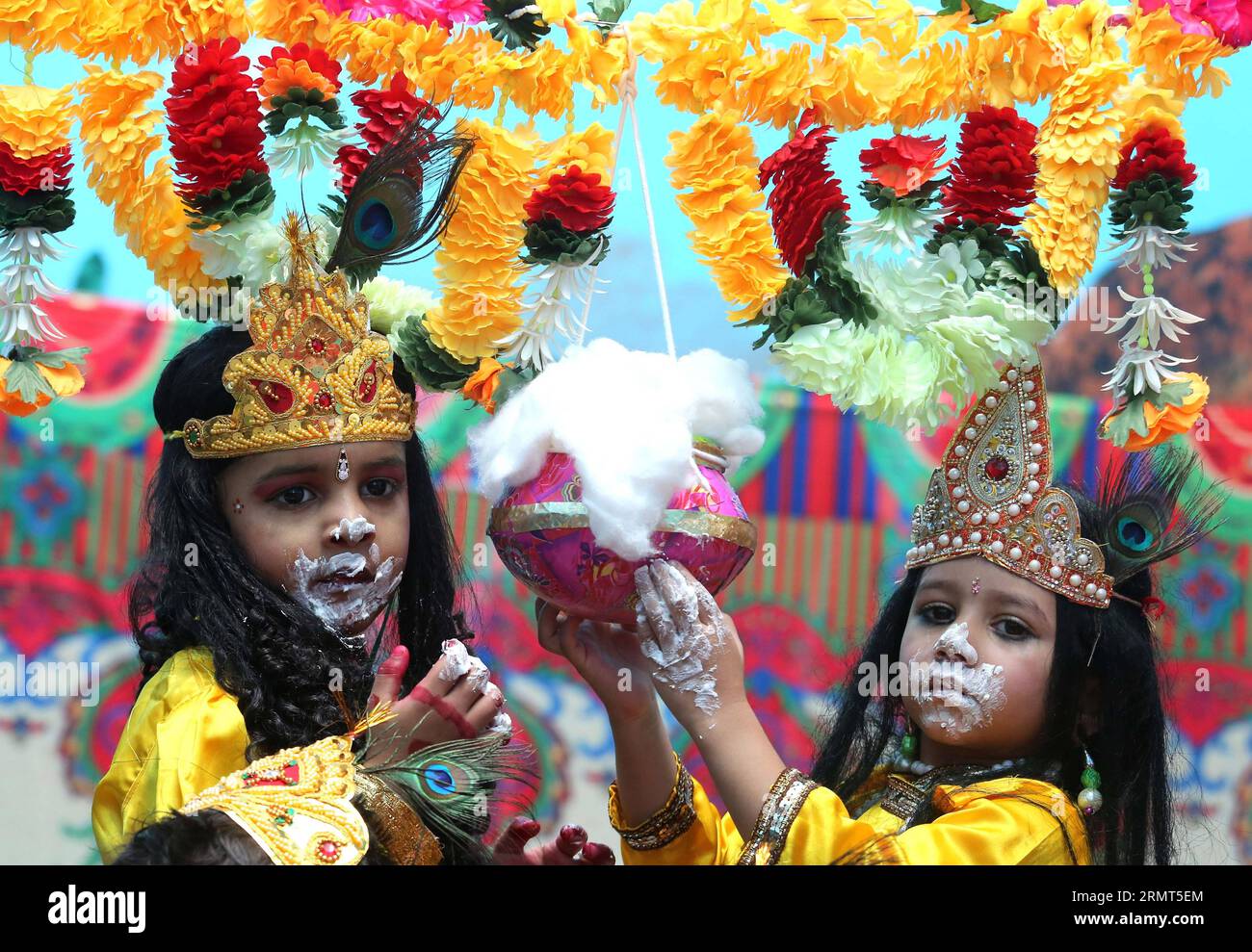 (140816) -- BHOPAL, 16. August 2014 -- Schulmädchen kleiden sich als Lord Krishna vor dem Janmashtami-Festival in Bhopal, Indien, am 16. August 2014. Das Festival, das am 18. August stattfindet, markiert die Geburt von Lord Krishna, einem der beliebtesten Götter des Hinduismus. INDIEN-BHOPAL-JANMASHTAMI FESTIVAL-VORBEREITUNG Stringer PUBLICATIONxNOTxINxCHN Bhopal 16. August 2014 Schulmädchen kleiden sich als Lord Krishna vor dem Janmashtami Festival Celebration in Bhopal Indien AM 16. August 2014 das Festival, das AM 18. August stattfindet, ist die Geburt von Lord Krishna einer der Hinduism S Most Popular Gods India BHO Stockfoto