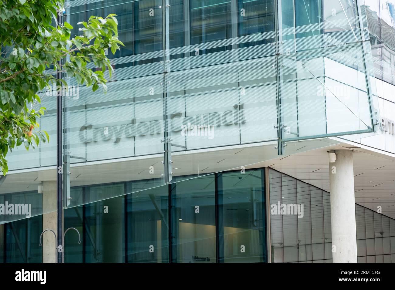 CROYDON, LONDON – 29. AUGUST 2023: Croydon Council Building – das Hauptquartier der lokalen Regierungsbehörde für den Londoner Stadtteil Croydon Stockfoto