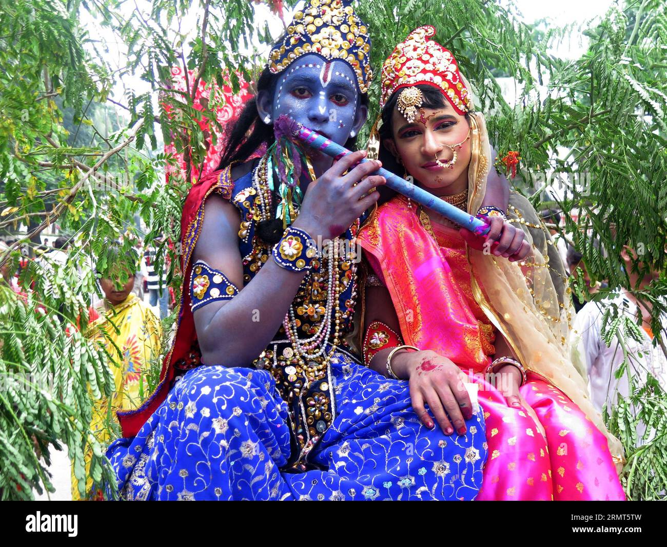 (140817) -- DHAKA, 17. August 2014 -- Menschen nehmen am Krishna Janmashtami Festival in Dhaka, Bangladesch, 17. August 2014 Teil. Das fest, das die Geburt von Lord Krishna kennzeichnet, wird am Sonntag in Bangladesch gefeiert. BANGLADESCH-DHAKA-KRISHNA JANMASHTAMI FESTIVAL SharifulxIslam PUBLICATIONxNOTxINxCHN Dhaka 17. August 2014 Prominente nehmen AM Krishna Janmashtami Festival in Dhaka Bangladesch AM 17. August 2014 Teil das Festival, das die Geburt von Lord Krishna markiert, WIRD AM Sonntag im Bangladesch-Dhaka-Dhaka-MashtNCHINNCHIxBLANFestival gefeiert Stockfoto