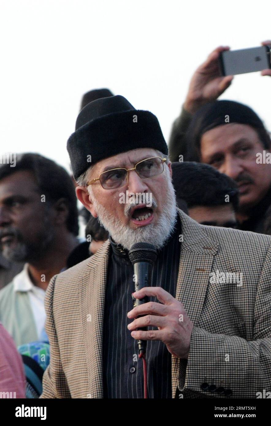 Der regierungsfeindliche Geistliche Tahir-ul-Qadri spricht mit seinen Anhängern während eines Protestes in Islamabad, der Hauptstadt Pakistans, am 17. August 2014. Ein hochrangiger Oppositionsführer in Pakistan forderte am Sonntag eine zivile Ungehorsamsbewegung und forderte die Menschen auf, keine Steuern und Stromrechnungen zu zahlen. )(hdt) PAKISTAN-ISLAMABAD-QADRI-PROTEST AhmadxKamal PUBLICATIONxNOTxINxCHN der regierungsfeindliche Kleriker Tahir UL Qadri spricht mit seinen Anhängern während eines Protestes in der pakistanischen Hauptstadt Islamabad AM 17. August 2014 ein hochrangiger Oppositionsführer in Pakistan rief AM Sonntag zu einer zivilen Ungehorsamkeitsbewegung auf, die Prominente auffordert, keine Steuern A zu zahlen Stockfoto