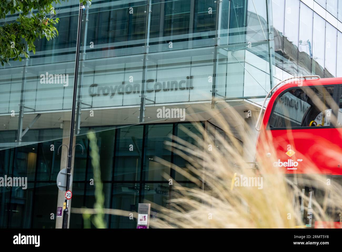 CROYDON, LONDON – 29. AUGUST 2023: Croydon Council Building – das Hauptquartier der lokalen Regierungsbehörde für den Londoner Stadtteil Croydon Stockfoto