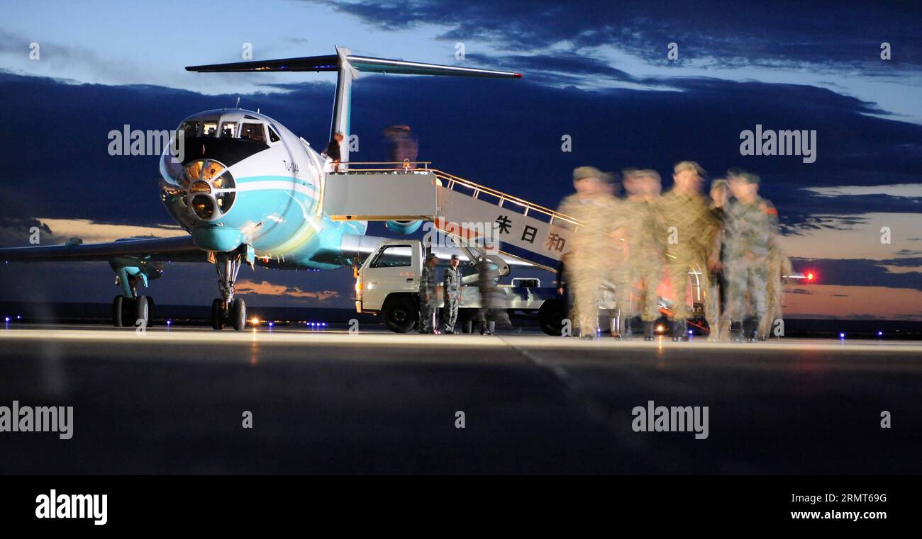 Eine Tu-134 mit 39 Personen aus Kasachstan kommt am Flughafen der Zhurihe-Trainingsbasis in Nordchina, der Autonomen Region Innere Mongolei, am 17. August 2014 an. Insgesamt kamen am Montag rund 2.200 Soldaten auf der Trainingsbasis Zhurihe an, wo die Friedensmission 2014, eine Übung im Rahmen der Shanghai Cooperation Organization (SCO), vom 24. Bis 29. August stattfinden wird. Die Übung, an der mehr als 7.000 Mitarbeiter aus China, Russland, Kasachstan, Kirgisistan und Tadschikistan teilnehmen werden, soll die multilaterale Entscheidungsfindung beschleunigen, die gemeinsamen Anti-Terror-Bemühungen verschärfen und den Austausch von Informationen fördern, um regi zu gewährleisten Stockfoto