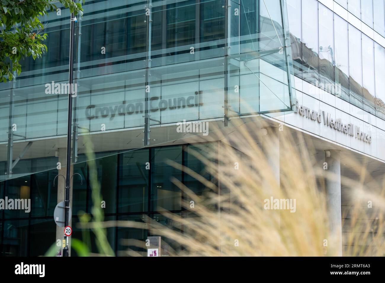 CROYDON, LONDON – 29. AUGUST 2023: Croydon Council Building – das Hauptquartier der lokalen Regierungsbehörde für den Londoner Stadtteil Croydon Stockfoto