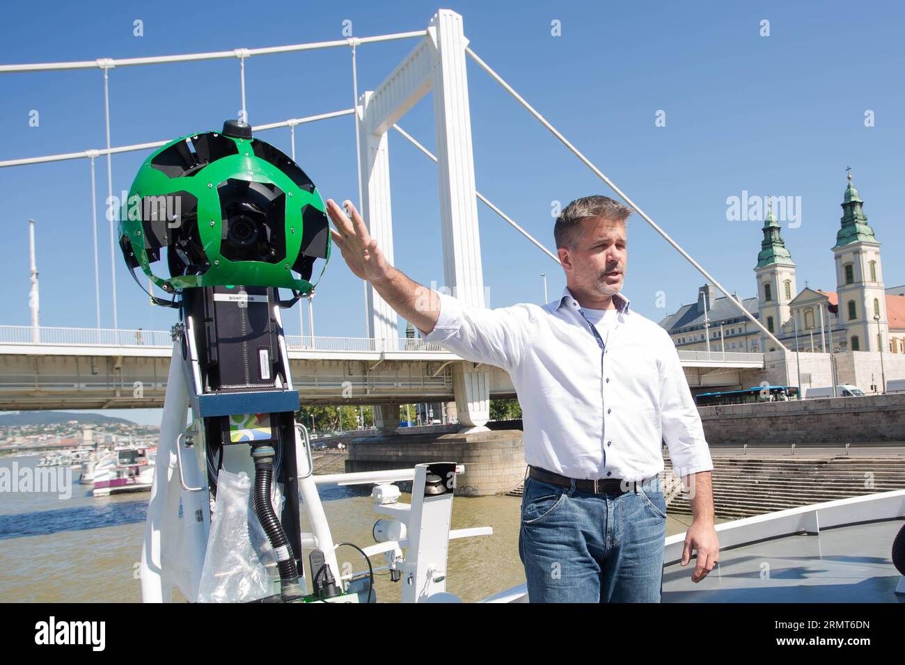 (140818) -- BUDAPEST, 18. August 2014 -- Ulf Spitzer, Programmmanager Google Street View, spricht neben den 360-Grad-Kameras auf einem Schiff auf einer Pressekonferenz in Budapest, Ungarn, 18. August 2014. Die Kameras werden entlang der mehr als 400 Kilometer langen Donau in Ungarn und den Donauanrainerstaaten von Bratislava in der Slowakei bis zur rumänischen Cernavoda fotografieren. ) (srb) UNGARN-BUDAPEST-GOOGLE-STREET VIEW AttilaxVolgyi PUBLICATIONxNOTxINxCHN Budapest 18. August 2014 Ulf Spitzer Google Street View Program Manager spricht neben den 360-Grad-Kameras AUF einem Schiff AUF einer Pressekonferenz in Budap Stockfoto