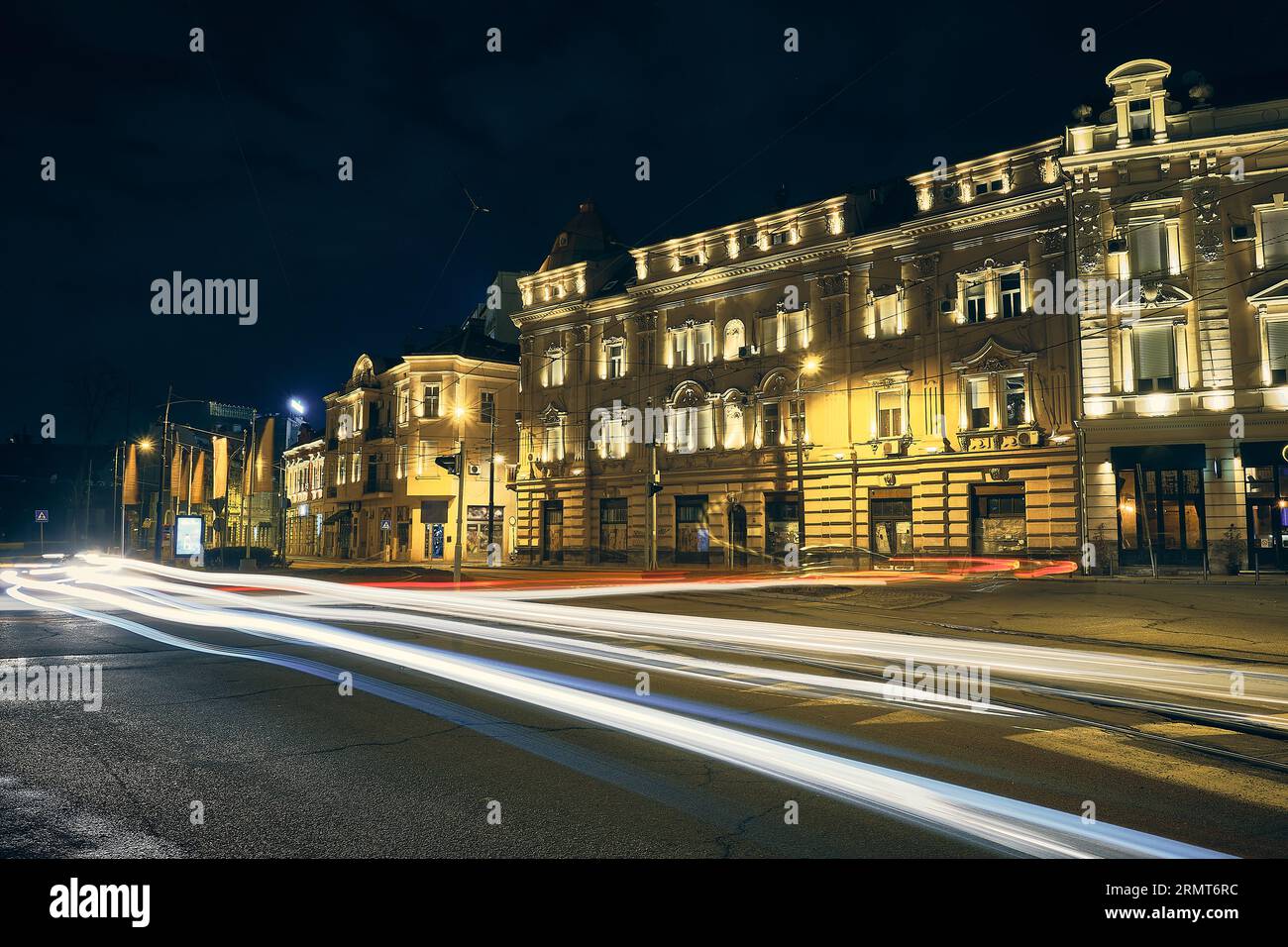 Verkehr auf der Belgrader Nachtstraße. Lichtspuren von Autos, die auf der Straße im historischen Zentrum von Belgrad fahren, und nächtliche Stadtbeleuchtung, die mit lo aufgenommen wurde Stockfoto