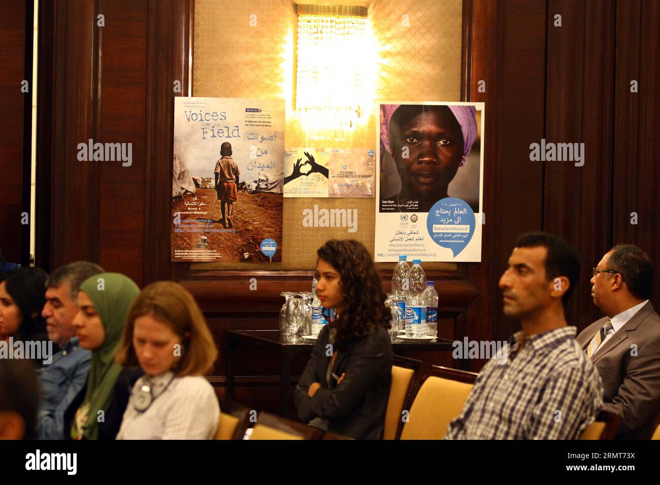 Plakate über humanitäre Hilfe sind auf einer Pressekonferenz zu sehen, die von humanitären Organisationen anlässlich des Welttages der humanitären Hilfe in Kairo, Ägypten, 19. August 2014, abgehalten wird. ) ÄGYPTEN-KAIRO-WELT TAG der HUMANITÄREN HILFE AhmedxGomaa PUBLICATIONxNOTxINxCHN Poster über humanitäre Hilfe sind Seen AUF einer Pressekonferenz Held von HUMANITÄREN Organisationen anlässlich des Welttages der HUMANITÄREN Hilfe in Kairo Ägypten 19. August 2014 Ägypten Kairo Welt Tag der HUMANITÄREN Hilfe PUBLICATIONxNOTxINxCHN Stockfoto