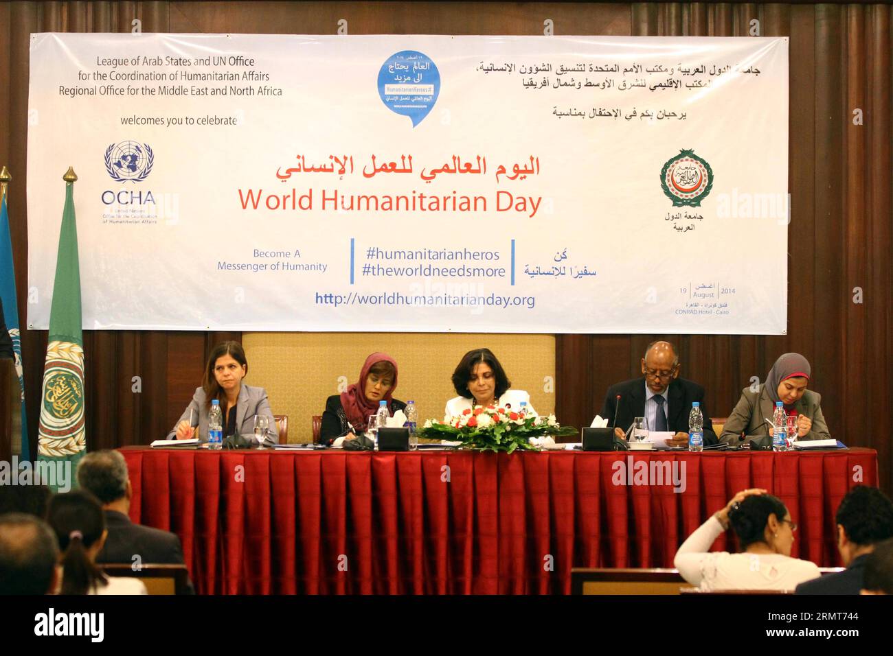 Anlässlich des Welttages der humanitären Hilfe in Kairo, Ägypten, 19. August 2014, findet eine Pressekonferenz der humanitären Organisationen statt. ) ÄGYPTEN-KAIRO-WELT TAG der HUMANITÄREN HILFE AhmedxGomaa PUBLICATIONxNOTxINxCHN eine Pressekonferenz IST ein Held von HUMANITÄREN Organisationen anlässlich des WeltTags der HUMANITÄREN Hilfe in Kairo Ägypten 19. August 2014 Ägypten Kairo Tag der HUMANITÄREN Hilfe PUBLICATIONxNOTxINxCHN Stockfoto