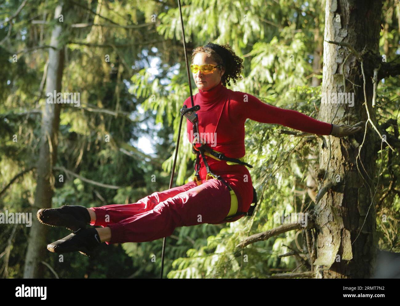 VANCOUVER (KANADA), 20. August 2014 -- Eine Tänzerin der Aeriosa Dance Society tritt in der Luft in einem Wald an der University of British Columbia in Vancouver, Kanada, 20. August 2014 auf. Die Tänzerinnen treten mit der Fusion aus Kletterkunst und zeitgenössischer Tanzbewegung dreidimensional im Raum zwischen Bäumen auf. Das von den Tänzern aufgeführte Thema „lebende Partner“ zielte darauf ab, das Bewusstsein für die Erhaltung des Ökosystems der natürlichen Umwelt zu schärfen. )(bxq) CANADA-VANCOUVER-DANCE LiangxSen PUBLICATIONxNOTxINxCHN Vancouver Canada 20. August 2014 eine Tänzerin der Dance Society tritt in The Air Inside A F auf Stockfoto