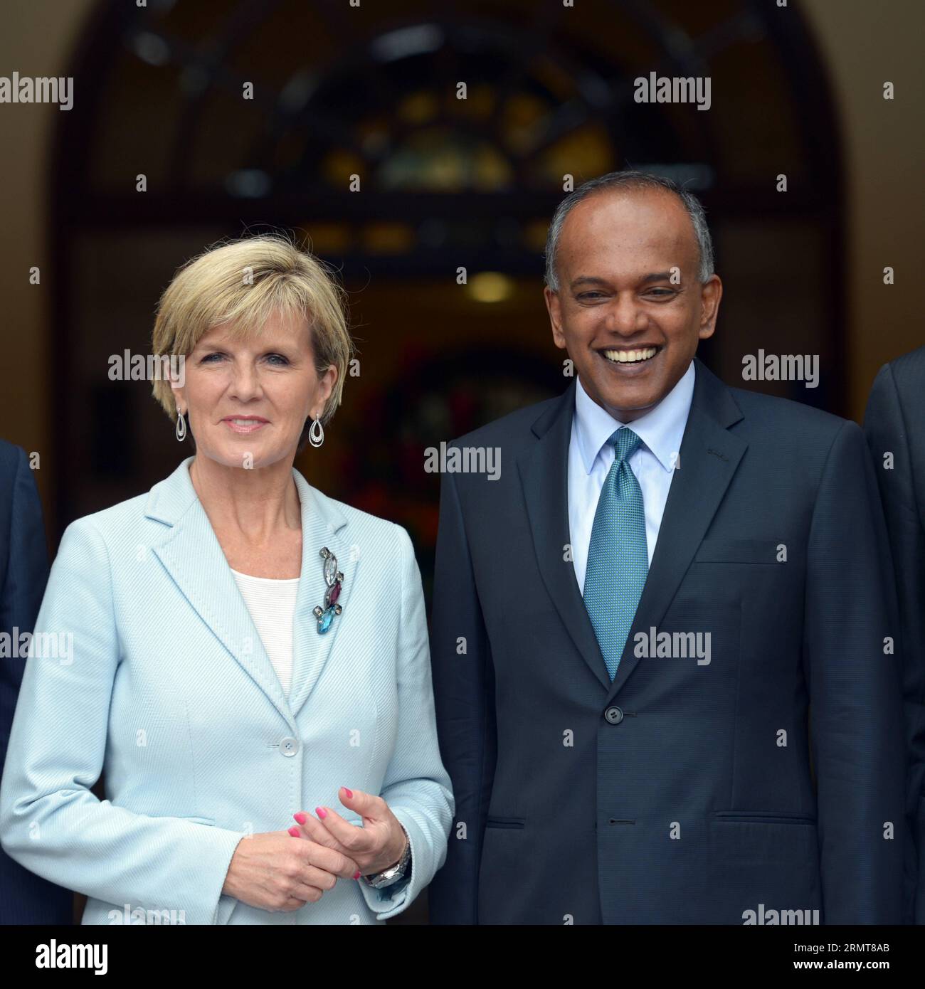 (140822) -- SINGAPUR, 22. August 2014 -- der Außenminister und Justizminister Singapurs, K. Shanmugam (R), und die australische Außenministerin Julie Bishop posieren für Fotos vor einem gemeinsamen Ministertreffen im Außenministerium Singapurs, 22. August 2014. Das gemeinsame Ministertreffen zwischen Singapur und Australien fand hier am Freitag statt. ) SINGAPUR-AUSTRALIEN-AUSSENMINISTERTREFFEN ThenxChihxWey PUBLICATIONxNOTxINxCHN Singapur 22. August 2014 Außenminister und Rechtsminister von Singapur sowie australische Außenminister Julie Bishop posieren für Fotos vor dem TREFFEN Stockfoto