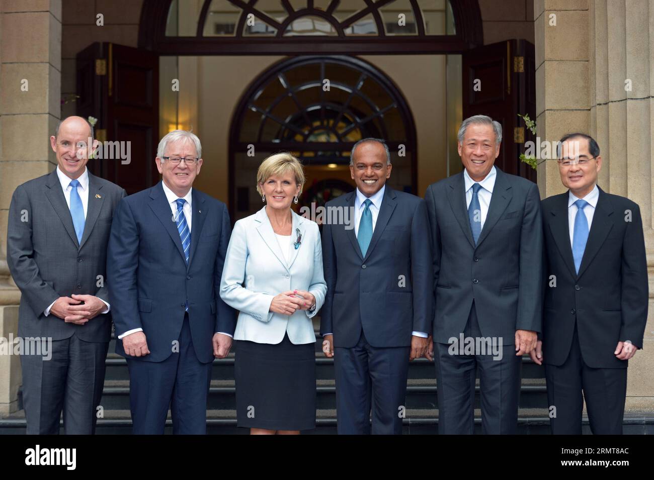 (140822) -- SINGAPUR, 22. Aug. 2014 -- der Außenminister und Justizminister Singapurs, K. Shanmugam (3., R) und die australische Außenministerin Julie Bishop (3., L) posieren für Fotos vor einer gemeinsamen Ministertagung im Außenministerium Singapurs, 22. Aug. 2014. Das gemeinsame Ministertreffen zwischen Singapur und Australien fand hier am Freitag statt. ) SINGAPUR-AUSTRALIEN-AUSSENMINISTERTREFFEN ThenxChihxWey PUBLICATIONxNOTxINxCHN Singapur 22. August 2014 Außenminister und Rechtsminister Singapurs K 3. R. und australische Außenminister Julie Bishop 3. L P. Stockfoto