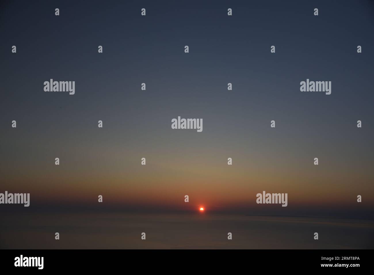 Sonnenaufgang über dem Meer in Sizilien, Stockfoto