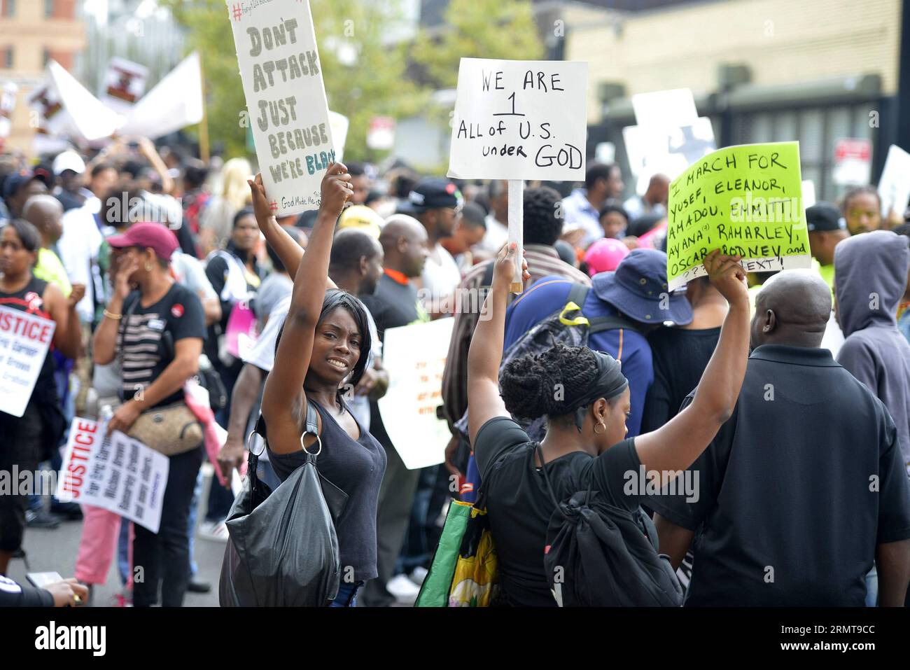 Am 23. August 2014 demonstrierten die Menschen mit Plakaten gegen die Ermordung der Polizei auf der Staten Island in New York. Tausende marschierten friedlich am Samstag auf der Staten Island in New York, protestierten gegen die Ermordung von Eric Garner durch die Polizei von New York City und äußerten sich zu ähnlichen Sorgen der schwarzen Gemeinden von Ferguson. ) (Zjy) US-NEW YORK-PROTEST WangxLei PUBLICATIONxNOTxINxCHN Prominente Halten Plakate, um gegen Polizeimorde in New York S Staten Island zu protestieren die Vereinigten Staaten AM 23. August 2014 marschierten Tausende in New York S Staten Island Samstag gegen die Ermordung von Eric G Stockfoto