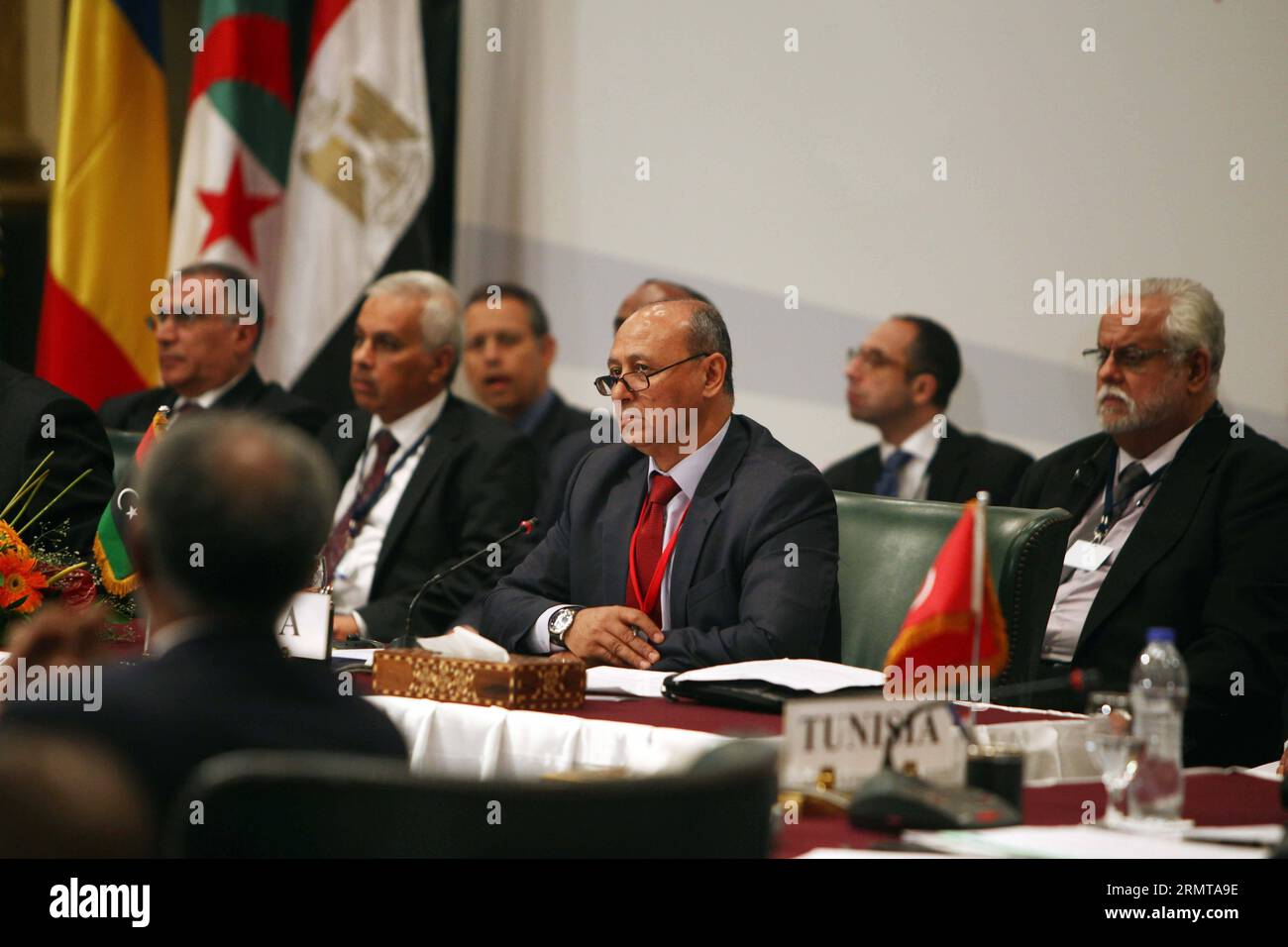 (140825) -- KAIRO, 25. August 2014 -- libyscher Außenminister Mohamed Abdelaziz (C) nimmt am 4. Ministertreffen der Nachbarländer Libyens in Kairo, Ägypten, 25. August 2014 Teil. ) ÄGYPTEN-KAIRO-LIBYEN-TREFFEN AhmedxGomaa PUBLICATIONxNOTxINxCHN Kairo Aug 25 2014 libysche Außenminister Mohamed Abdel Aziz C nimmt an der 4. Ministertagung der Nachbarländer Libyens in Kairo Teil Ägypten Aug 25 2014 Ägypten Kairo Libyen Treffen PUBLICATIONxNOTxINxCHN Stockfoto