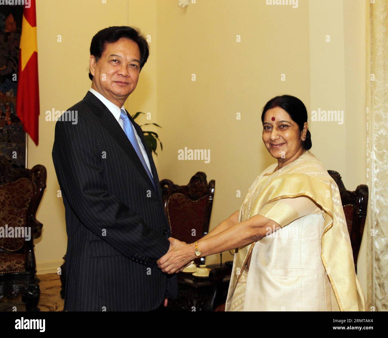 (140825)-- HANOI, 25. August 2014 -- der vietnamesische Premierminister Nguyen Tan Dung (L) schüttelt die Hände mit dem indischen Außenminister Sushma Swaraj in Hanoi, der Hauptstadt Vietnams, 25. August 2014. Swaraj sagte hier am Montag, dass sie von Indien und Vietnam erwarte, dass sie die bilateralen Handels- und Investitionseinnahmen gegenüber dem derzeitigen Niveau verdoppeln oder verdreifachen würden. ) VIETNAM-HANOI-INDIEN-TREFFEN VNA PUBLICATIONxNOTxINxCHN Hanoi August 25 2014 vietnamesische Premierminister Nguyen TAN Dung l schüttelt Hand mit indischen Außenministern Sushma Swaraj in Hanoi Hauptstadt von Vietnam August 25 2014 Swaraj sagte hier AM Montag, T Stockfoto