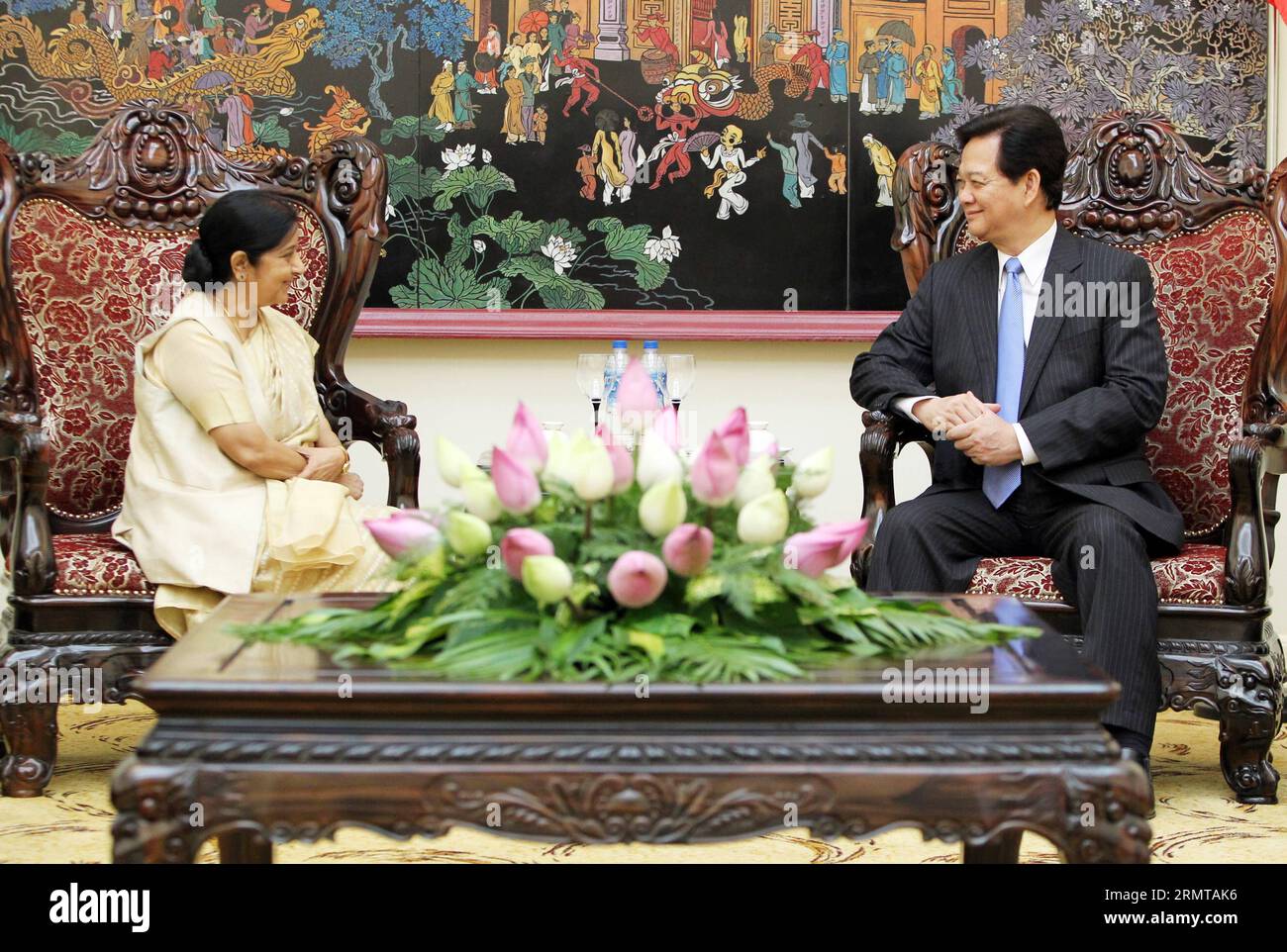 (140825)-- HANOI, 25. August 2014 -- der vietnamesische Premierminister Nguyen Tan Dung (R) trifft sich mit der indischen Außenministerin Sushma Swaraj in Hanoi, der Hauptstadt Vietnams, am 25. August 2014. Swaraj sagte hier am Montag, dass sie von Indien und Vietnam erwarte, dass sie die bilateralen Handels- und Investitionseinnahmen gegenüber dem derzeitigen Niveau verdoppeln oder verdreifachen würden. ) VIETNAM-HANOI-INDIEN-TREFFEN VNA PUBLICATIONxNOTxINxCHN Hanoi August 25 2014 die vietnamesischen Ministerpräsidenten Nguyen TAN Dung r treffen sich mit den indischen Außenministern Sushma Swaraj in der vietnamesischen Hauptstadt Hanoi August 25 2014 Swaraj sagte hier AM Montag Thatcher She Ex Stockfoto