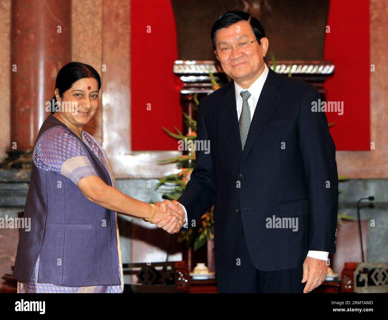 (140825)-- HANOI, 25. August 2014 -- der vietnamesische Präsident Truong Tan Sang (R) schüttelt mit der indischen Außenministerin Sushma Swaraj in Hanoi, der Hauptstadt Vietnams, am 25. August 2014 die Hände. Sushma Swaraj sagte hier am Montag, dass sie von Indien und Vietnam erwarte, dass sie die bilateralen Handels- und Investitionseinnahmen gegenüber dem derzeitigen Niveau verdoppeln oder verdreifachen. ) VIETNAM-HANOI-INDIEN-TREFFEN VNA PUBLICATIONxNOTxINxCHN Hanoi August 25 2014 der vietnamesische Präsident Truong TAN sang r shakes hands with Indian Ministers of External Affairs Sushma Swaraj in Hanoi Capital of Vietnam August 25 2014 sagte Sushma Swaraj hier AUF Monda Stockfoto