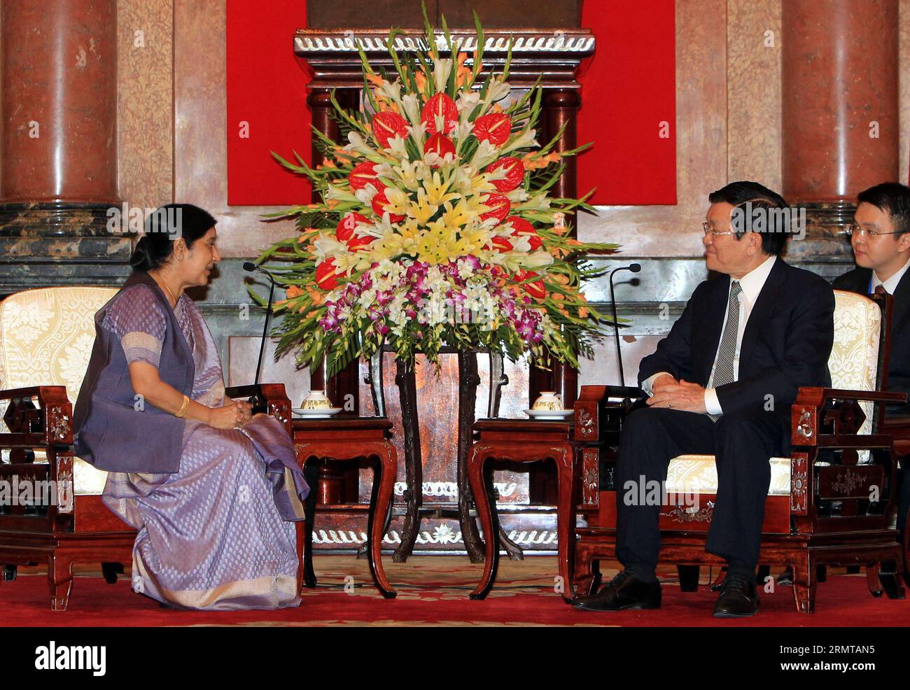 (140825)-- HANOI, 25. August 2014 -- der vietnamesische Präsident Truong Tan Sang (R-Front) schüttelt mit dem indischen Außenminister Sushma Swaraj (L) in Hanoi, der Hauptstadt Vietnams, am 25. August 2014 die Hände. Sushma Swaraj sagte hier am Montag, dass sie von Indien und Vietnam erwarte, dass sie die bilateralen Handels- und Investitionseinnahmen gegenüber dem derzeitigen Niveau verdoppeln oder verdreifachen. ) VIETNAM-HANOI-INDIEN-TREFFEN VNA PUBLICATIONxNOTxINxCHN Hanoi August 25 2014 der vietnamesische Präsident Truong TAN sang r Front schüttelt Hände mit den indischen Außenministern Sushma Swaraj l in Hanoi, der Hauptstadt Vietnams, August 25 2014 Sushma Swaraj Stockfoto