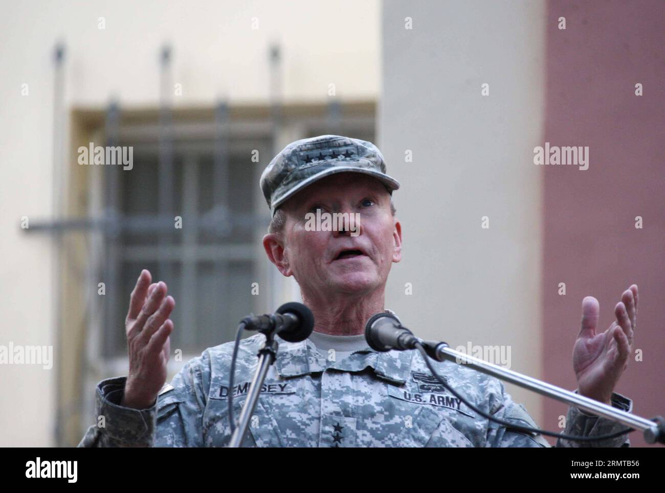 Der US-Vorsitzende der Joint Chiefs of Staff General Martin Dempsey spricht am 26. August 2014 im ISAF-Hauptquartier in Kabul, Afghanistan, während einer Zeremonie zum Befehlswechsel. General Joseph F. Dunford, Jr., übergab am Dienstag das Kommando über die in Afghanistan stationierten US- und NATO-Truppen an seinen Nachfolger General James F. Campbell. )(bxq) AFGHANISTAN-KABUL-ISAF-CHANGE-COMMAND AhmadxMassoud PUBLICATIONxNOTxINxCHN US-Vorsitzender der Gemeinsamen STABSCHEFS General Martin Dempsey spricht während einer Zeremonie ZUM Befehlswechsel IM ISAF-Hauptquartier in Stockfoto