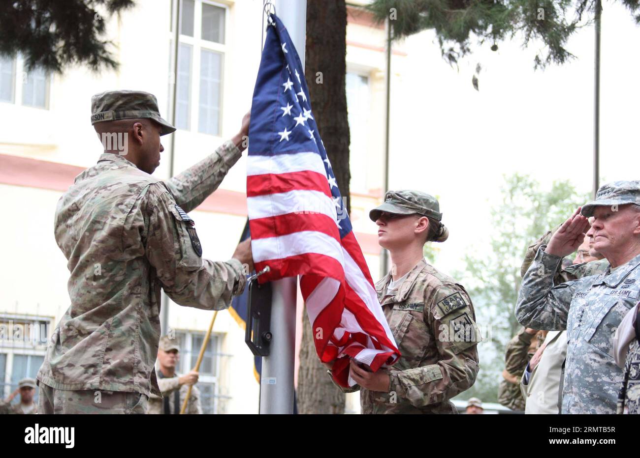 US-Soldaten steigen während eines Befehlswechsels im ISAF-Hauptquartier in Kabul, Afghanistan, am 26. August 2014 auf die Flagge der USA. General Joseph F. Dunford, Jr., übergab am Dienstag das Kommando über die in Afghanistan stationierten US- und NATO-Truppen an seinen Nachfolger General James F. Campbell. )(bxq) AFGHANISTAN-KABUL-ISAF-CHANGE-COMMAND AhmadxMassoud PUBLICATIONxNOTxINxCHN US-Soldaten erheben die Flagge der USA während einer Zeremonie zum Befehlswechsel IM ISAF-Hauptquartier in Kabul Afghanistan AM 26 2014. August überreichte US Navy Corps General Joseph F Dunford Jr AM Dienstag OV Stockfoto