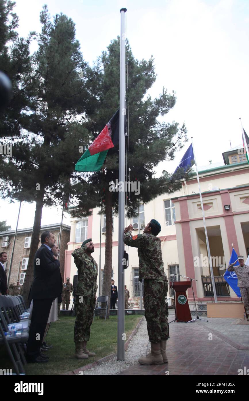 Afghanische Soldaten hissen die Flagge Afghanistans während eines Befehlswechsels im ISAF-Hauptquartier in Kabul, Afghanistan, am 26. August 2014. General Joseph F. Dunford, Jr., übergab am Dienstag das Kommando über die in Afghanistan stationierten US- und NATO-Truppen an seinen Nachfolger General James F. Campbell. )(bxq) AFGHANISTAN-KABUL-ISAF-CHANGE-COMMAND AhmadxMassoud PUBLICATIONxNOTxINxCHN afghanische Soldaten erheben die Flagge Afghanistans während einer Zeremonie des Befehlswechsels IM ISAF-Hauptquartier in Kabul Afghanistan AM 26 2014. August General des US Navy Corps Joseph F Dunford Jr Stockfoto