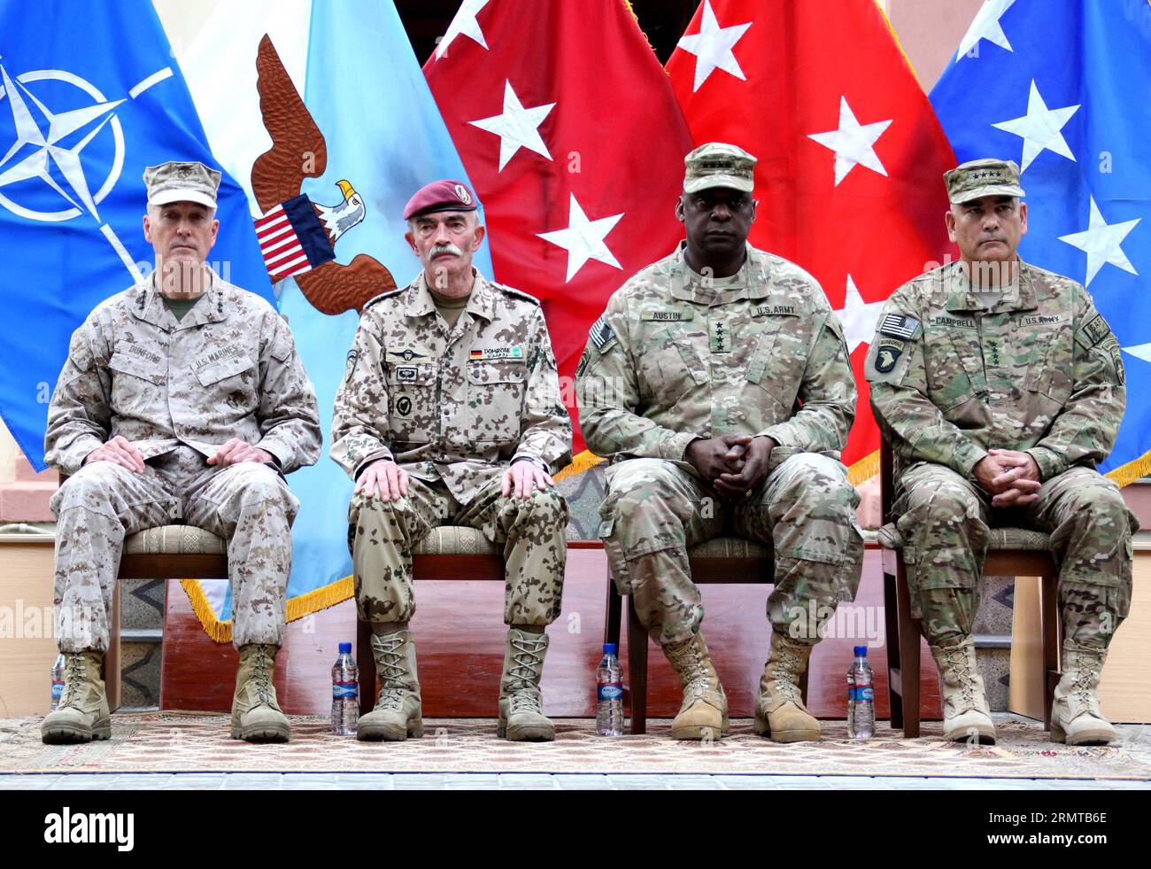 Der scheidende General des U.S. Marine Corps Joseph F. Dunford (1st, L) und der kommandierende Kommandeur der International Security Assistance Force (ISAF), US-General James F. Campbell (1st, R), nehmen am 26. August 2014 an der Zeremonie des Befehlswechsels im ISAF-Hauptquartier in Kabul, Afghanistan, Teil. General Joseph F. Dunford, Jr., übergab am Dienstag das Kommando über die in Afghanistan stationierten US- und NATO-Truppen an seinen Nachfolger General James F. Campbell. )(bxq) AFGHANISTAN-KABUL-ISAF-CHANGE-COMMAND AhmadxMassoud PUBLICATIONxNOTxINxCHN Auslaufendes US Navy Corps General Joseph F Dunford 1 Stockfoto