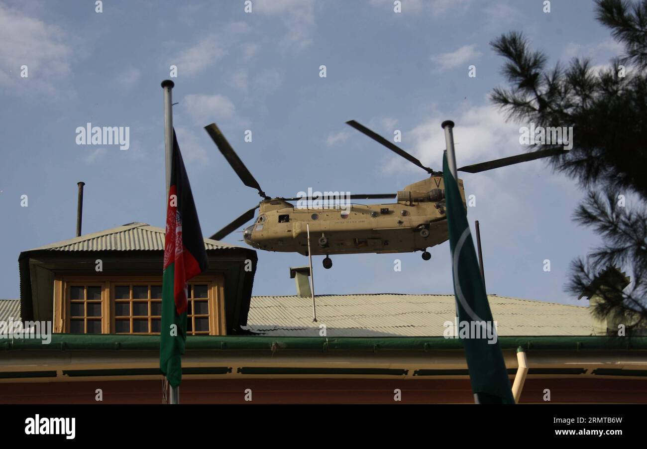Ein Hubschrauber fliegt während einer Befehlswechsel-Zeremonie im ISAF-Hauptquartier in Kabul, Afghanistan, am 26. August 2014. General Joseph F. Dunford, Jr., übergab am Dienstag das Kommando über die in Afghanistan stationierten US- und NATO-Truppen an seinen Nachfolger General James F. Campbell. Campbell. )(bxq) AFGHANISTAN-KABUL-ISAF-CHANGE-COMMAND AhmadxMassoud PUBLICATIONxNOTxINxCHN ein Hubschrauber FLIEGT während einer Zeremonie des Befehlswechsels IM ISAF-Hauptquartier in Kabul Afghanistan AM 26 2014. August übergab der General des US Navy Corps Joseph F Dunford Jr AM Dienstag den Th Stockfoto
