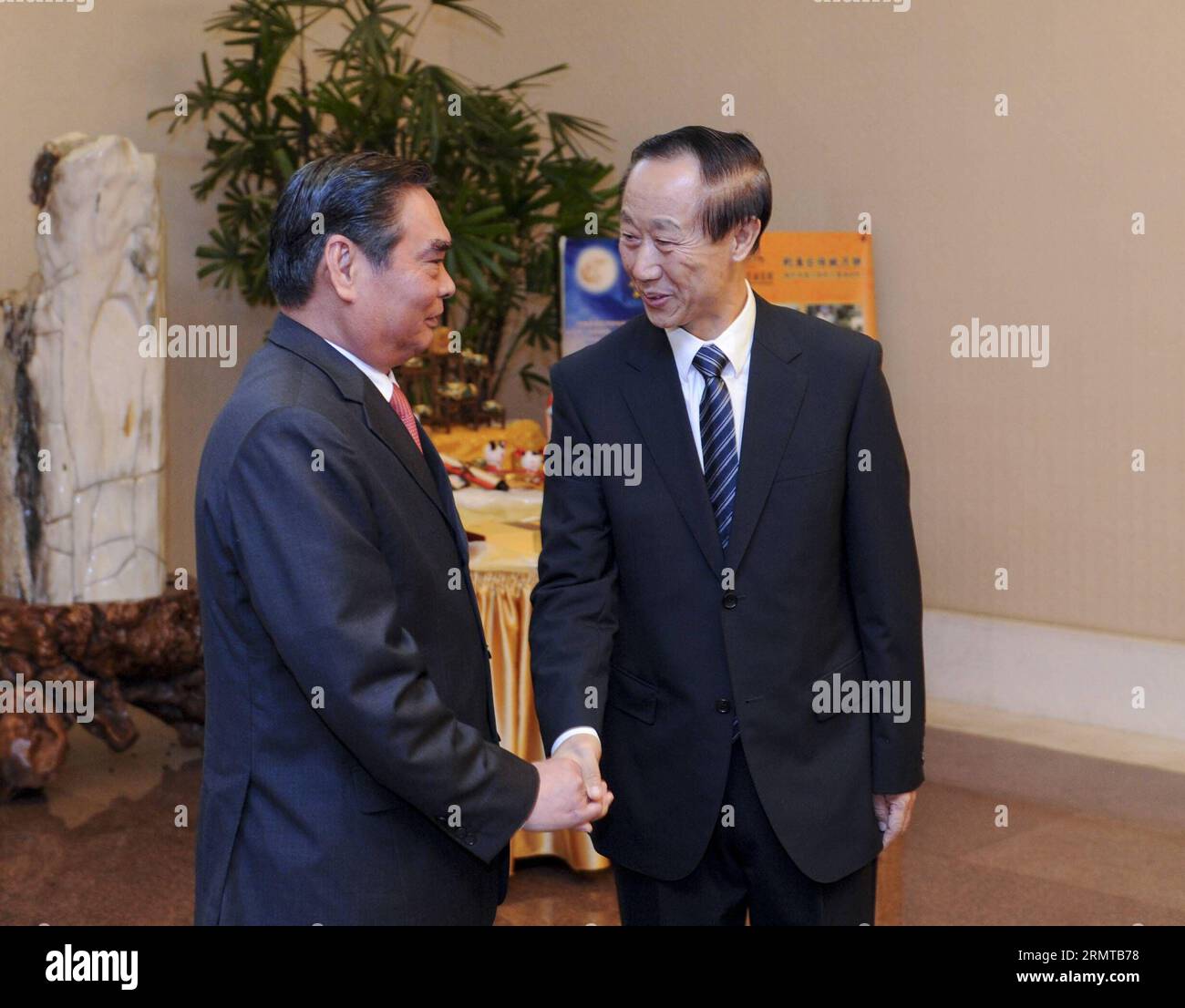 (140826) -- PEKING, 26. August 2014 -- Wang Jiarui (R), stellvertretender Vorsitzender des Nationalen Komitees der Politischen Beratenden Konferenz des chinesischen Volkes (CPPCC) und Leiter der Internationalen Abteilung des Zentralkomitees der Kommunistischen Partei Chinas (CPC), trifft sich mit Le Hong Anh, Sondergesandter von Nguyen Phu Trong, Generalsekretär des Zentralkomitees der Kommunistischen Partei Vietnams, in Peking, Hauptstadt Chinas, 26. August 2014. Le Hong Anh, Mitglied des Politbüros und ständiger Sekretär des Sekretariats des Zentralkomitees der Kommunistischen Partei Vietnams, besucht Peking von Dienstag bis Mittwoch Stockfoto