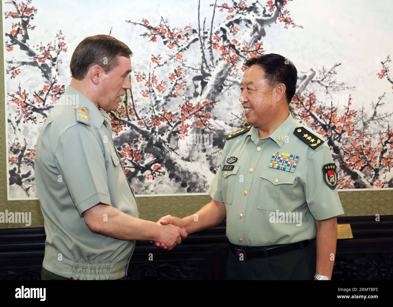 (140827) -- PEKING, 27. August 2014 -- Fan Changlong (R), stellvertretender Vorsitzender der chinesischen Zentralen Militärkommission (CMC), trifft sich mit Valery Gerasimov, dem Chef des Generalstabs der russischen Streitkräfte, in Peking, der Hauptstadt Chinas, am 27. August 2014. ) (Yxb) CHINA-PEKING-RUSSLAND-FAN CHANGLONG-MEETING(CN) DingxLin PUBLICATIONxNOTxINxCHN Peking Aug 27 2014 Unterstützer Chang Long r Stellvertretender Vorsitzender der China S Central Military Commission CMC trifft sich mit Valery Gerasimov Chef des Generalstabs der Streitkräfte Russlands in Peking Hauptstadt von China August 27 2014 China Peking Russland Unterstützer Chang Stockfoto