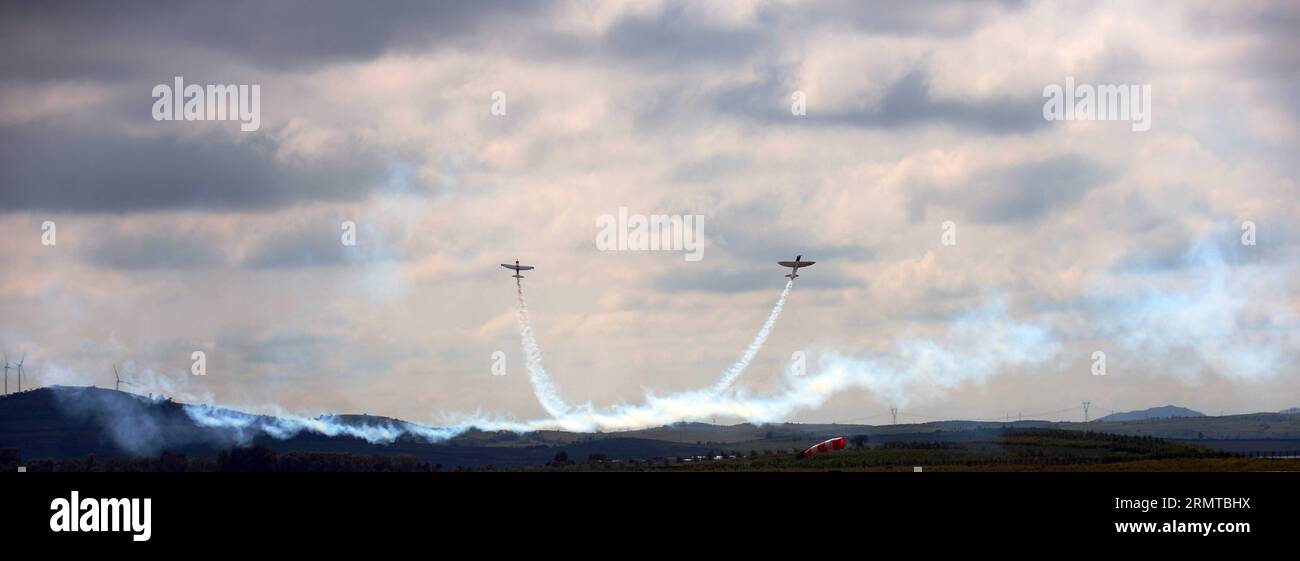 (140827) -- SHENYANG, 27. August 2014 -- Mitglieder des Twister-Kunstflugteams machen einen Stunt in ihren Silence SA1100 während eines Testflugs für bevorstehende Auftritte während der Shenyang Faku International Flight Convention 2014, einer Flugshow in der Nähe des Flughafens Caihu von Shenyang, der Hauptstadt der nordöstlichen Provinz Liaoning, am 25. August 2014. Die Twister, ein britisches Kunstflugteam, machte ihre erste Stunt-Performance in China bei der Eröffnungszeremonie der Shenyang Faku International Flight Convention am 27. August 2014. Der Twister wurde 2010 von Peter Wells gegründet, der aus einer Segelfamilie stammt. Guy Stockfoto