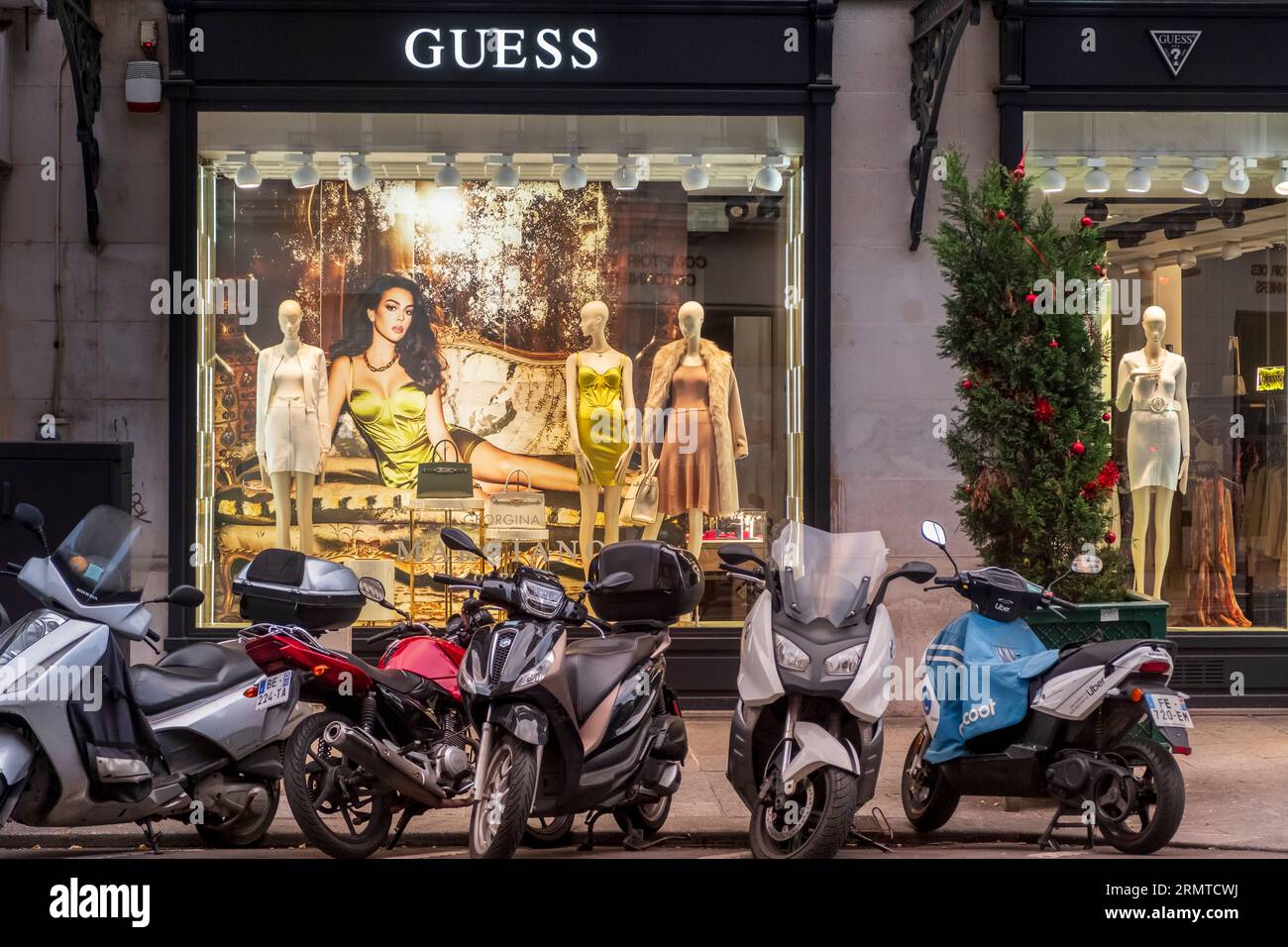 Fenster eines GUESS Shops in Paris. Stockfoto