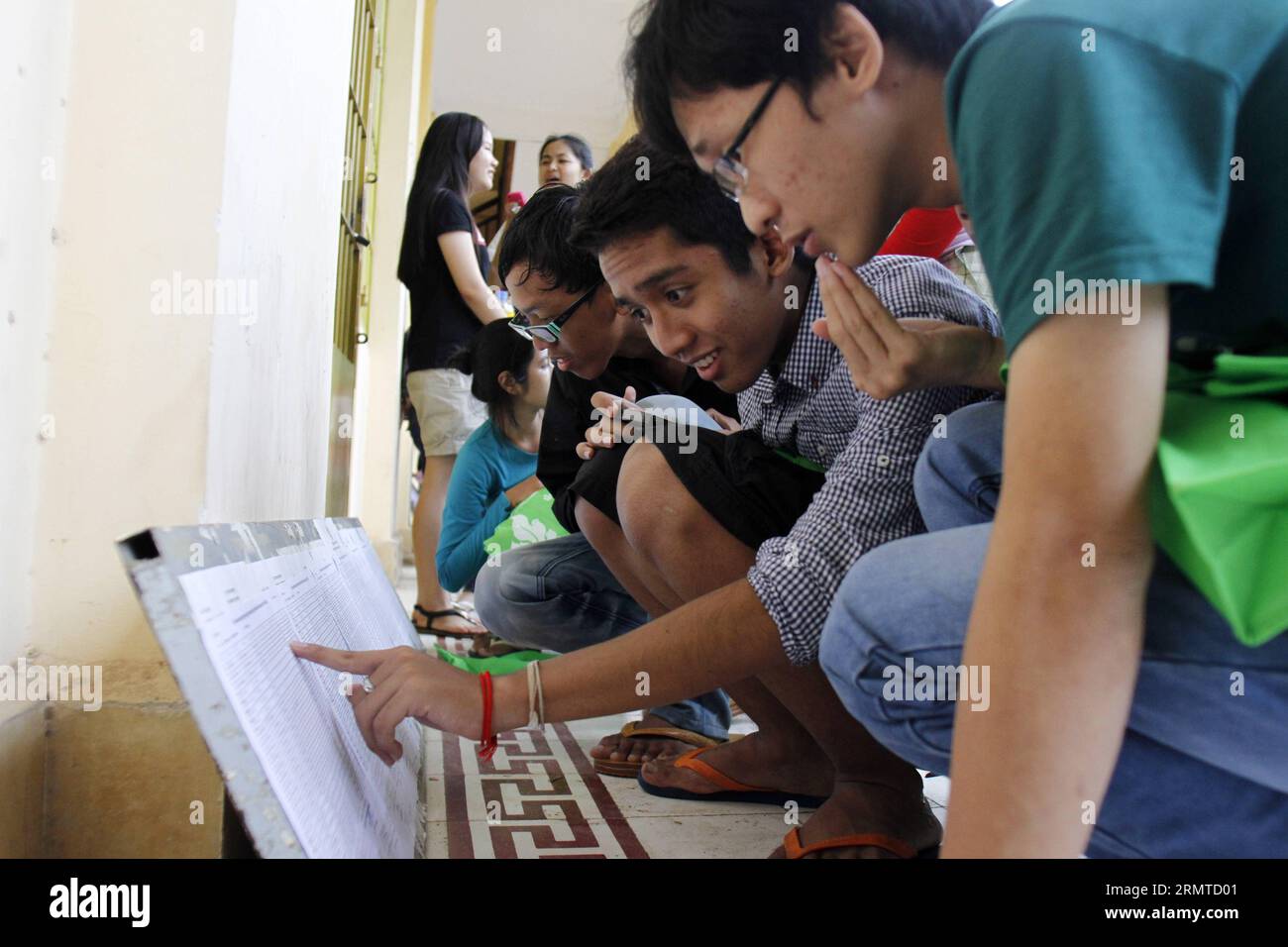 (140829) -- PHNOM PENH, 29. August 2014 -- Schüler der Oberstufe lesen die Prüfungsergebnisse an einer Schule in Phnom Penh, Kambodscha, 29. August 2014. Das kambodschanische Bildungsministerium gab am Freitag bekannt, dass 23.126 Bewerber, das sind 25,72 Prozent der insgesamt 89.937 Bewerber, Anfang dieses Monats ihre Abitur-Prüfungen bestanden haben. (Djj) KAMBODSCHA-PHNOM PENH-HIGH-SCHOOL-ABSCHLUSS EXAMEN-ERGEBNIS Sovannara PUBLICATIONxNOTxINxCHN Phnom PENH Aug 29 2014 Schüler der High School Lesen Sie die EXAMEN AN einer Schule in Phnom Penh Kambodscha Aug 29 2014 das Bildungsministerium Kambodschas kündigte Freitag Thatcher 23 126 AN Stockfoto