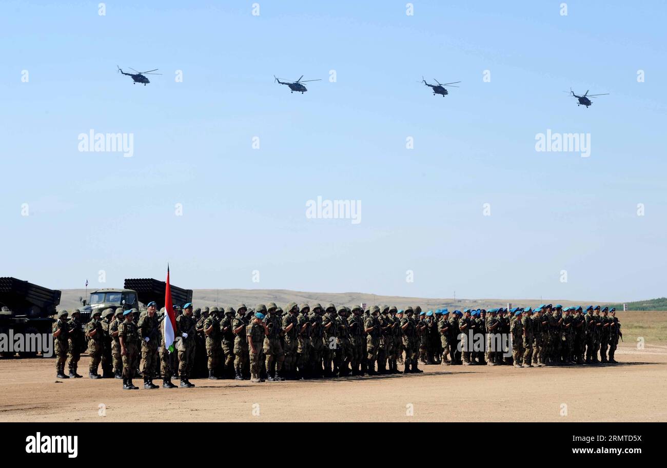 (140829) -- ZHURIHE, 29. Aug. 2014 -- Militärflugzeuge aus Mitgliedsländern der Shanghai Cooperation Organization (SCO) nehmen an der Abschlusszeremonie der Friedensmission 2014 Teil - Militärübung in Zhurihe, Innere Mongolei, Nordchina, 29. Aug. 2014. Die Übung, an der mehr als 7.000 Mitarbeiter aus China, Russland, Kasachstan, Kirgisistan und Tadschikistan beteiligt waren und die multilaterale Entscheidungsfindung verbessern, die gemeinsamen Anti-Terror-Bemühungen schärfen und den Austausch von Geheimdiensten fördern sollte, um Frieden und Stabilität in der Region zu gewährleisten, endete hier am Freitag zusammen mit der ersten Ausgabe des militärischen Tattoos der SCO. ) CHINA-INNERE MONGOLEI-PEA Stockfoto