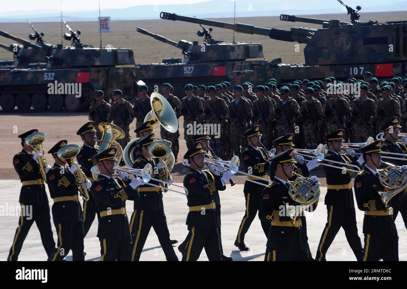 (140829) -- ZHURIHE, 29. August 2014 -- Eine chinesische Militärband tritt während der Abschlusszeremonie der Friedensmission auf - 2014 Militärübung in Zhurihe, Innere Mongolei, Nordchina, 29. August 2014. Die Übung, an der mehr als 7.000 Mitarbeiter aus China, Russland, Kasachstan, Kirgisistan und Tadschikistan, Mitgliedstaaten der Shanghai Cooperation Organization (SCO), beteiligt waren, und erwartet, die multilaterale Entscheidungsfindung zu verfeinern, gemeinsame Anti-Terror-Bemühungen zu schärfen und den Austausch von Geheimdiensten zu fördern, um Frieden und Stabilität in der Region zu gewährleisten, endete hier am Freitag zusammen mit der ersten Ausgabe des Militärtattoos der SCO. ) KINN Stockfoto
