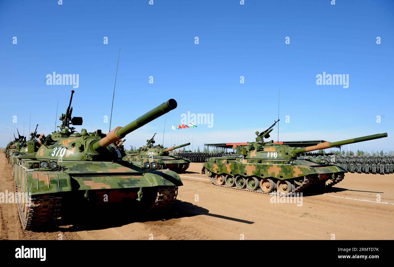 (140829) -- ZHURIHE, 29. August 2014 -- chinesische Militärfahrzeuge nehmen an der Abschlusszeremonie der Friedensmission 2014 Teil - Militärübung in Zhurihe, Innere Mongolei, Nordchina, 29. August 2014. Die Übung, an der mehr als 7.000 Mitarbeiter aus China, Russland, Kasachstan, Kirgisistan und Tadschikistan, Mitgliedstaaten der Shanghai Cooperation Organization (SCO), beteiligt waren, und erwartet, die multilaterale Entscheidungsfindung zu verfeinern, gemeinsame Anti-Terror-Bemühungen zu schärfen und den Austausch von Geheimdiensten zu fördern, um Frieden und Stabilität in der Region zu gewährleisten, endete hier am Freitag zusammen mit der ersten Ausgabe des Militärtattoos der SCO. ) CHINA-INNE Stockfoto