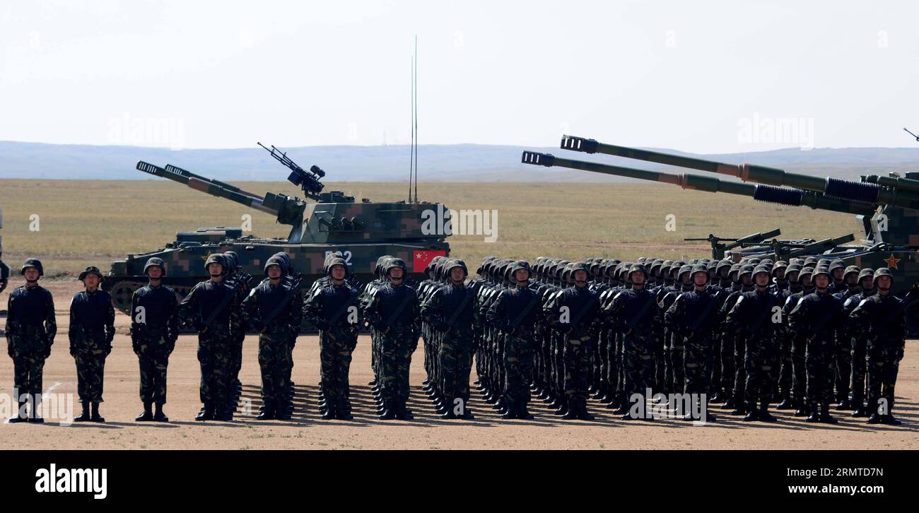 (140829) -- ZHURIHE, 29. August 2014 -- Chinesische Soldaten nehmen an der Abschlusszeremonie der Friedensmission 2014 Teil - Militärübung in Zhurihe, Innere Mongolei, Nordchina, 29. August 2014. Die Übung, an der mehr als 7.000 Mitarbeiter aus China, Russland, Kasachstan, Kirgisistan und Tadschikistan, Mitgliedstaaten der Shanghai Cooperation Organization (SCO), beteiligt waren, und erwartet, die multilaterale Entscheidungsfindung zu verfeinern, gemeinsame Anti-Terror-Bemühungen zu schärfen und den Austausch von Geheimdiensten zu fördern, um Frieden und Stabilität in der Region zu gewährleisten, endete hier am Freitag zusammen mit der ersten Ausgabe des Militärtattoos der SCO. ) CHINA-INNERE MONGOLI Stockfoto